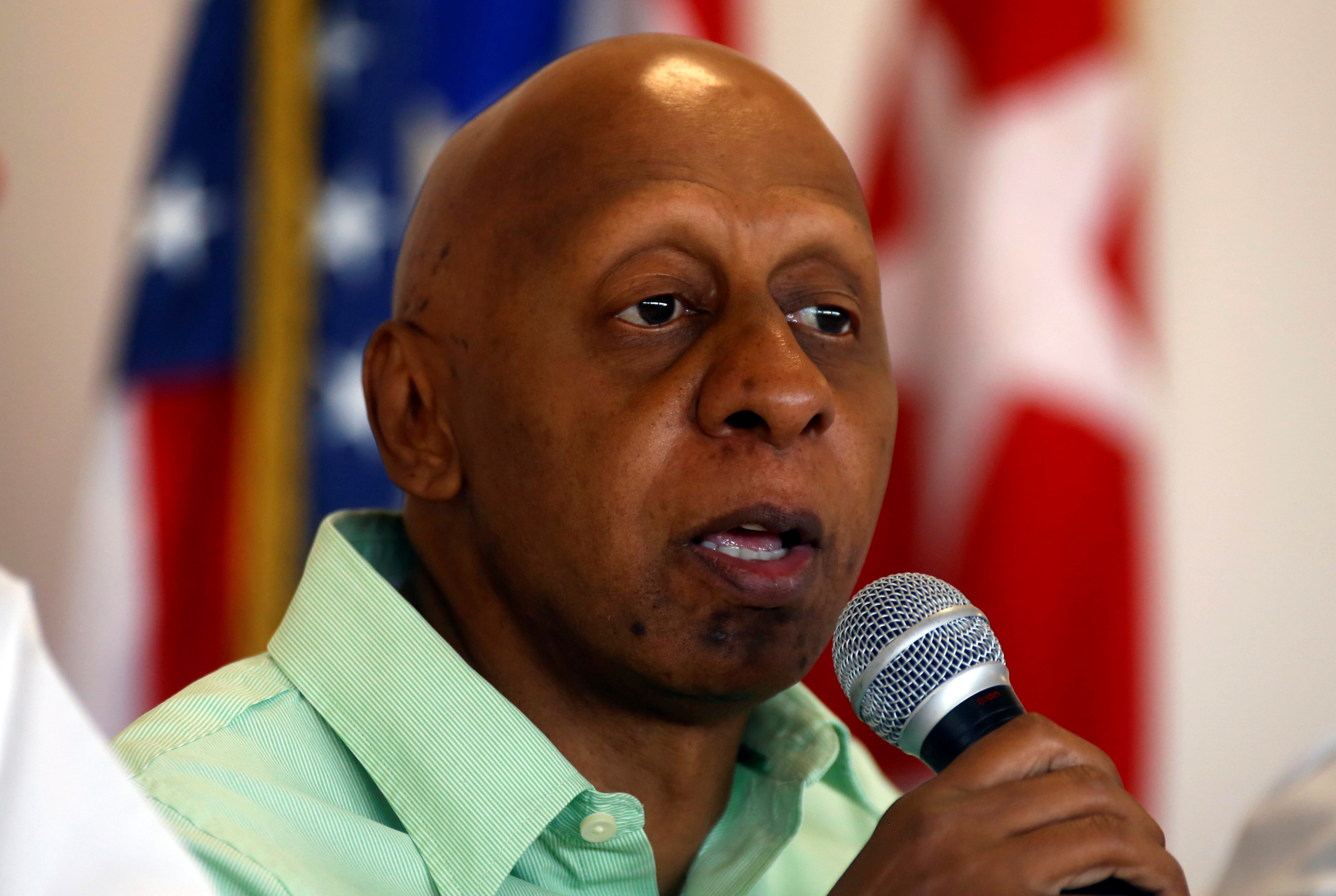 El disidente cubano Guillermo Fariñas fue retenido por las fuerzas de seguridad del régimen a su llegada al país tras la gira por Europa y EEUU (EFE/THAIS LLORCA)