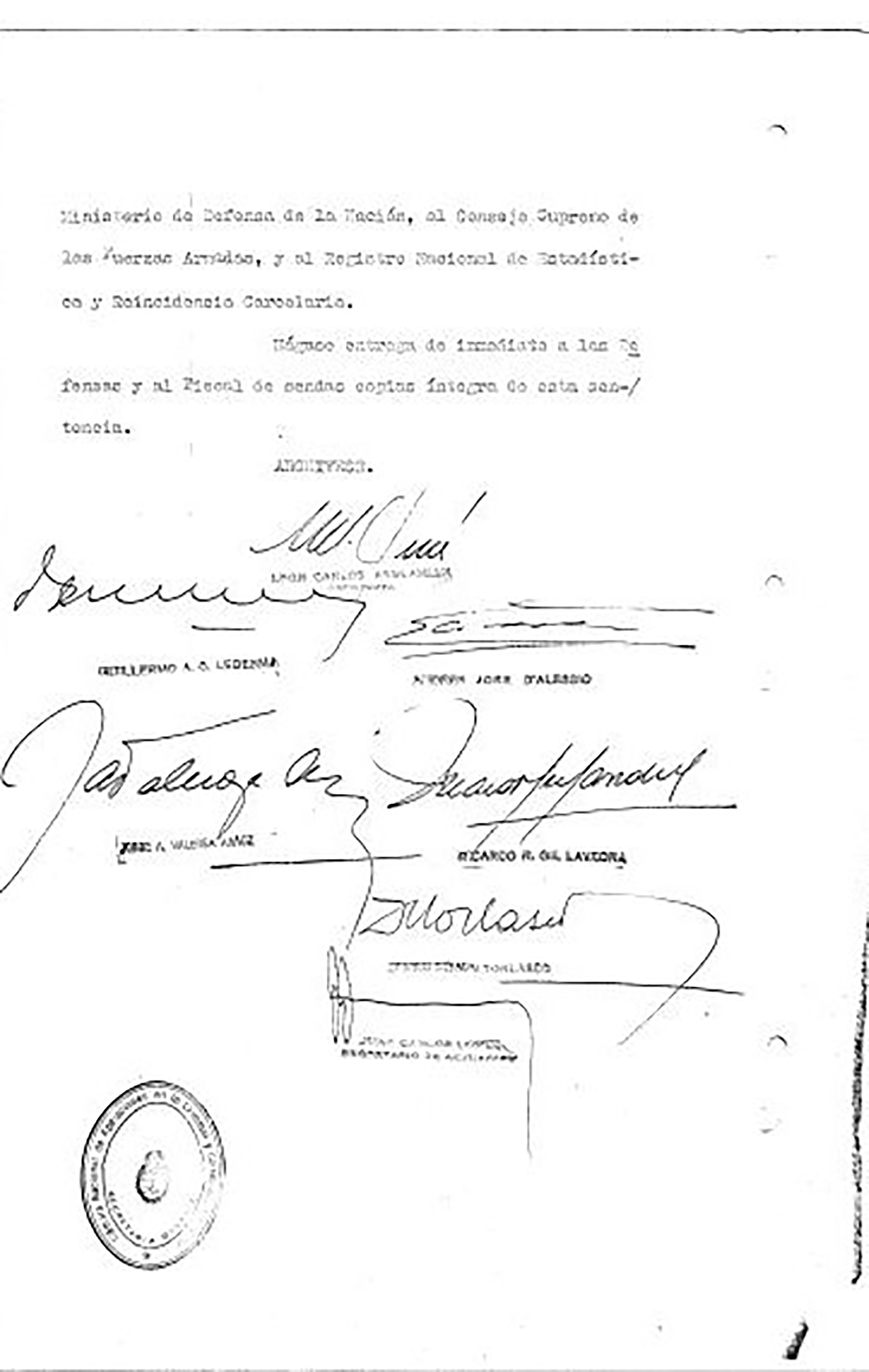 La firma de los seis jueces y del secretario de la Cámara Federal en la sentencia del Juicio a las Juntas 
