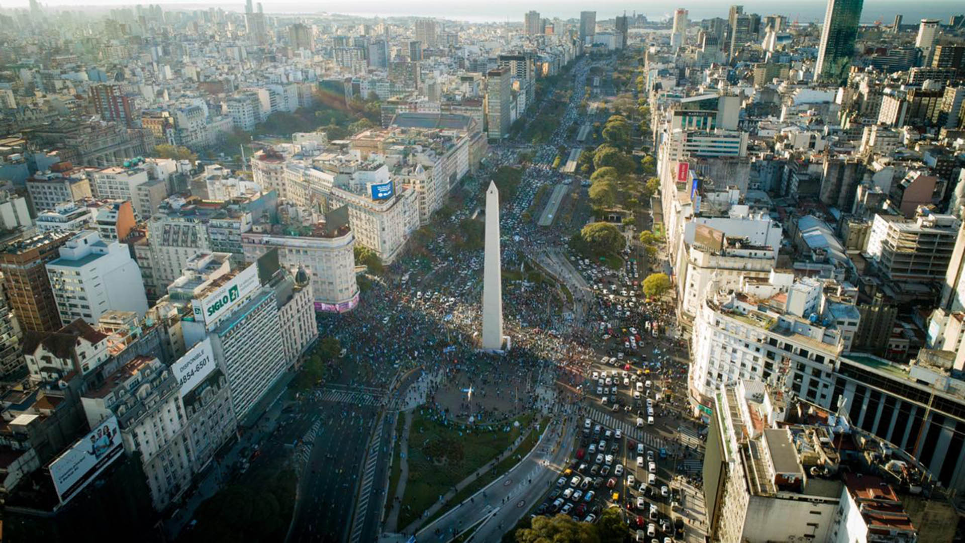 El Obelisco porteño fue el epicentro de los reclamos en Capital Federal. Así se vio desde el drone de Infobae.