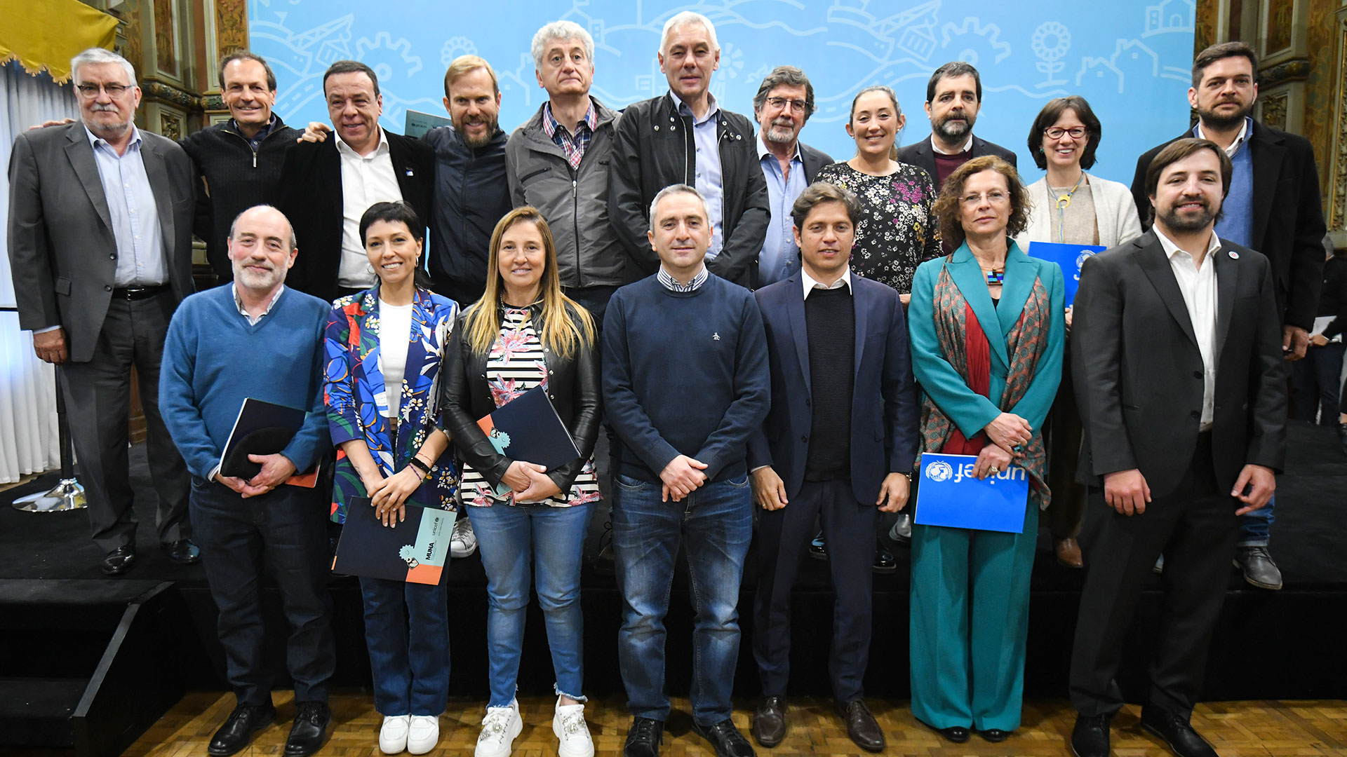 Kicillof junto a intendentes bonaerenses este martes al firmar acuerdos con la representante de UNICEF en Argentina, Luisa Brumana  