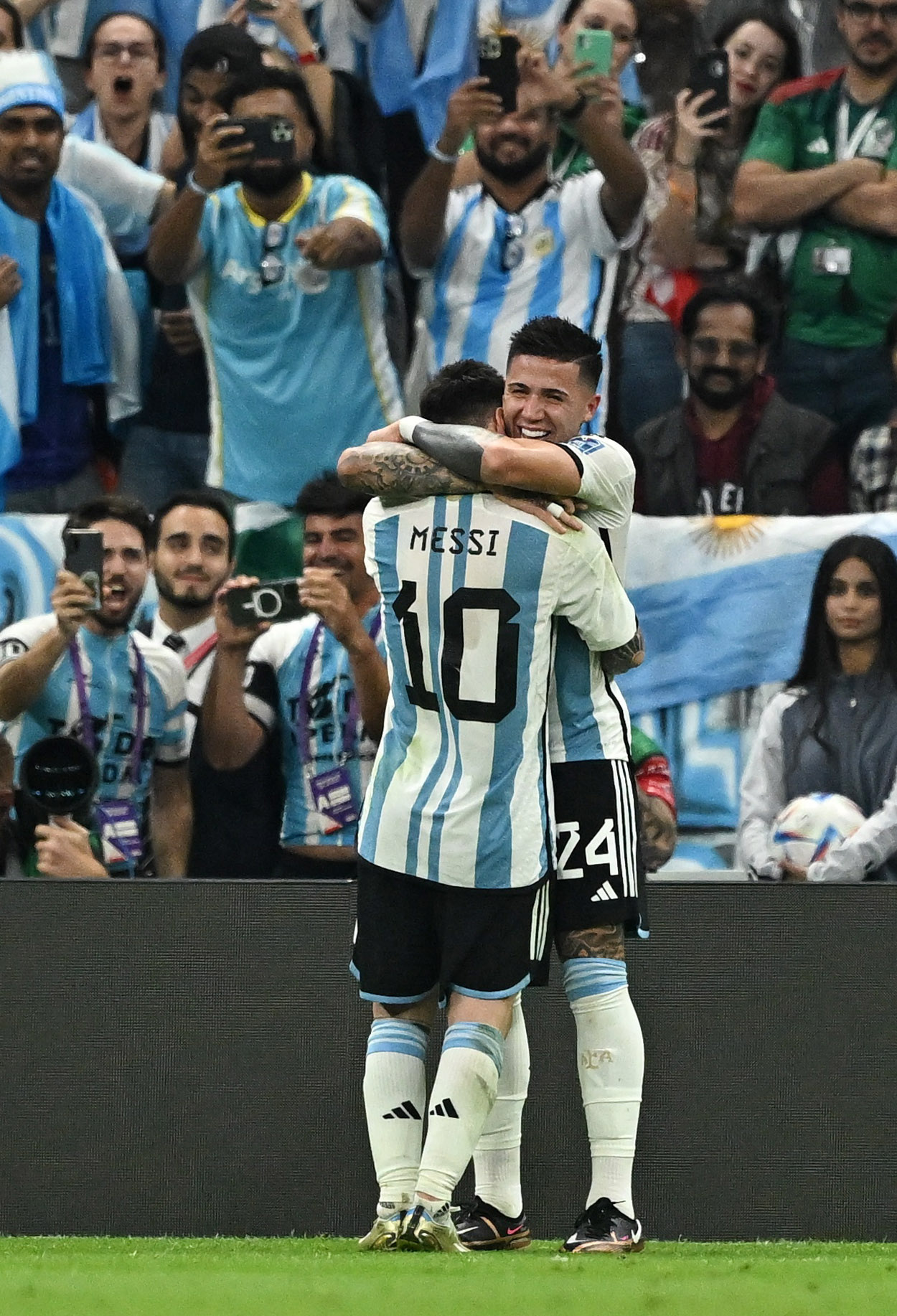 Enzo Fernandez se abraza con Lionel Messi, tras convertir el segundo tanto a los mexicanos REUTERS/Dylan Martinez