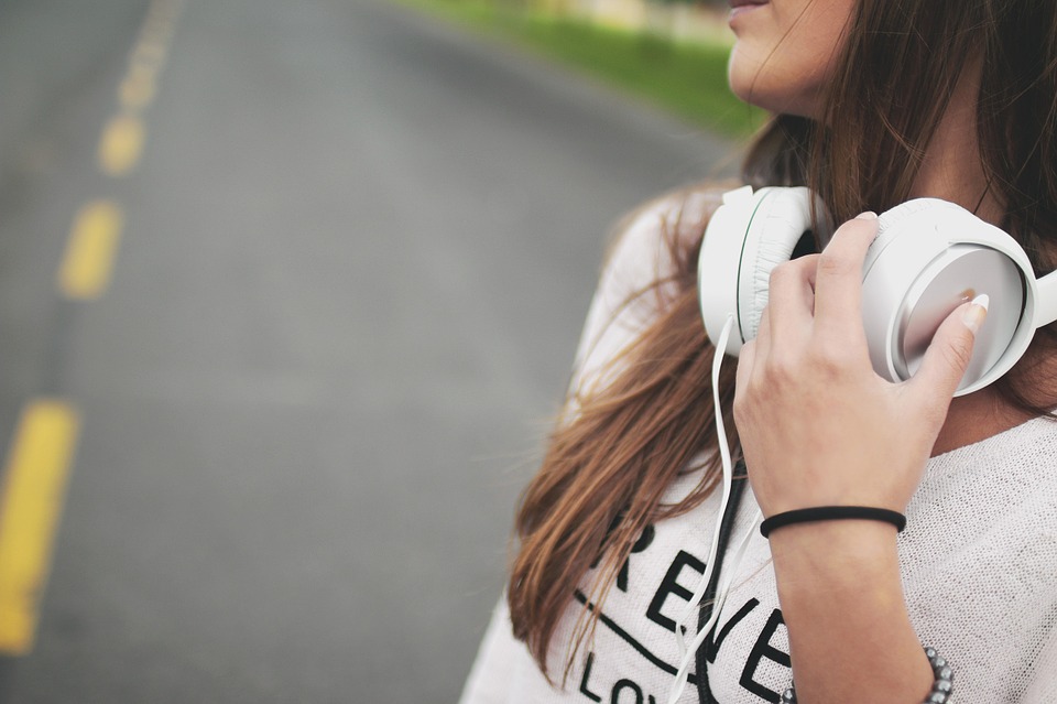 Alternar los oídos en los que se usan los audífonos puede ser una opción que los usuarios pueden aplicar para descansar de los sonidos. (Pixabay)