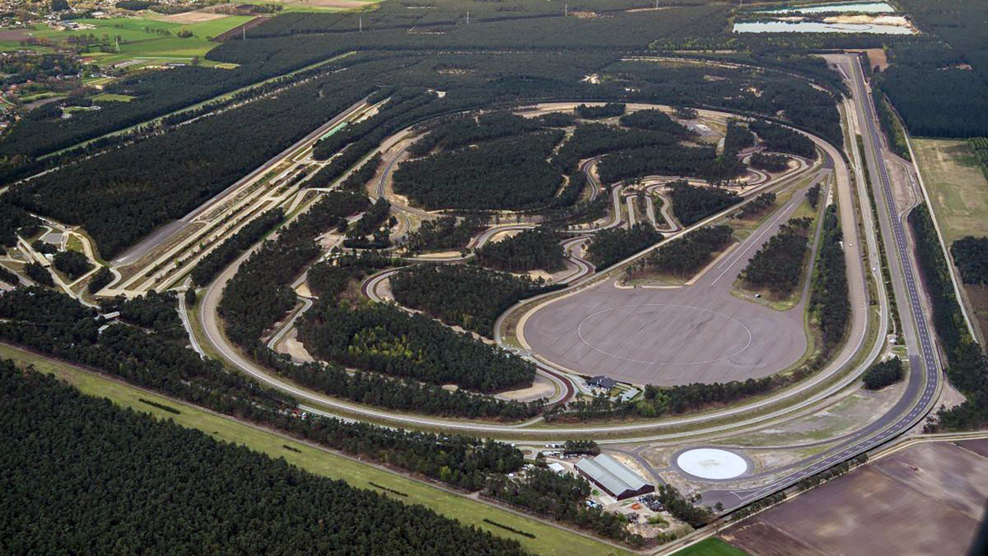 Las instalaciones del Ford Lommel Proving Grounds tienen más de 100 kilómetros de caminos entre la pista externa y todos los circuitos internos