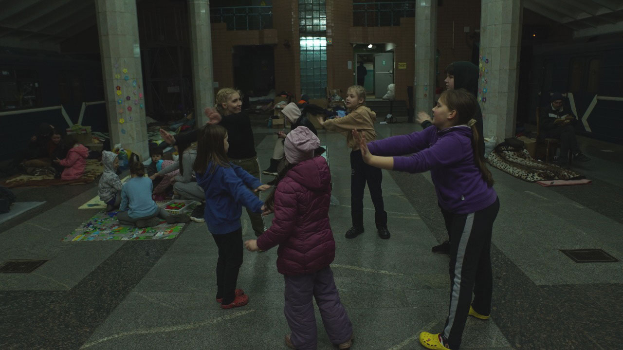 Infobae en Kharkiv: tareas escolares, juegos, bailes y hasta cumpleaños  infantiles en las estaciones de metro bajo las bombas - Infobae