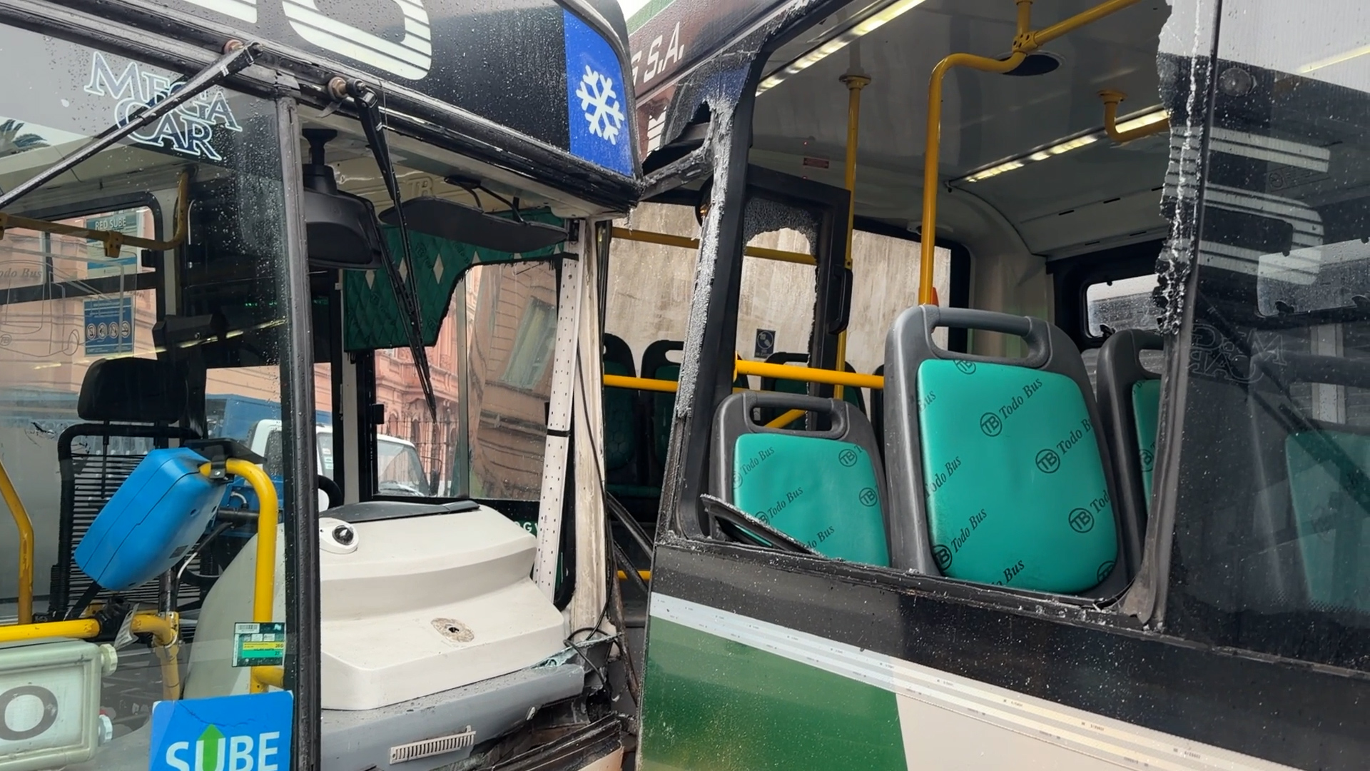 A metros de la Casa Rosada, chocaron dos colectivos y seis personas  resultaron heridas - Infobae
