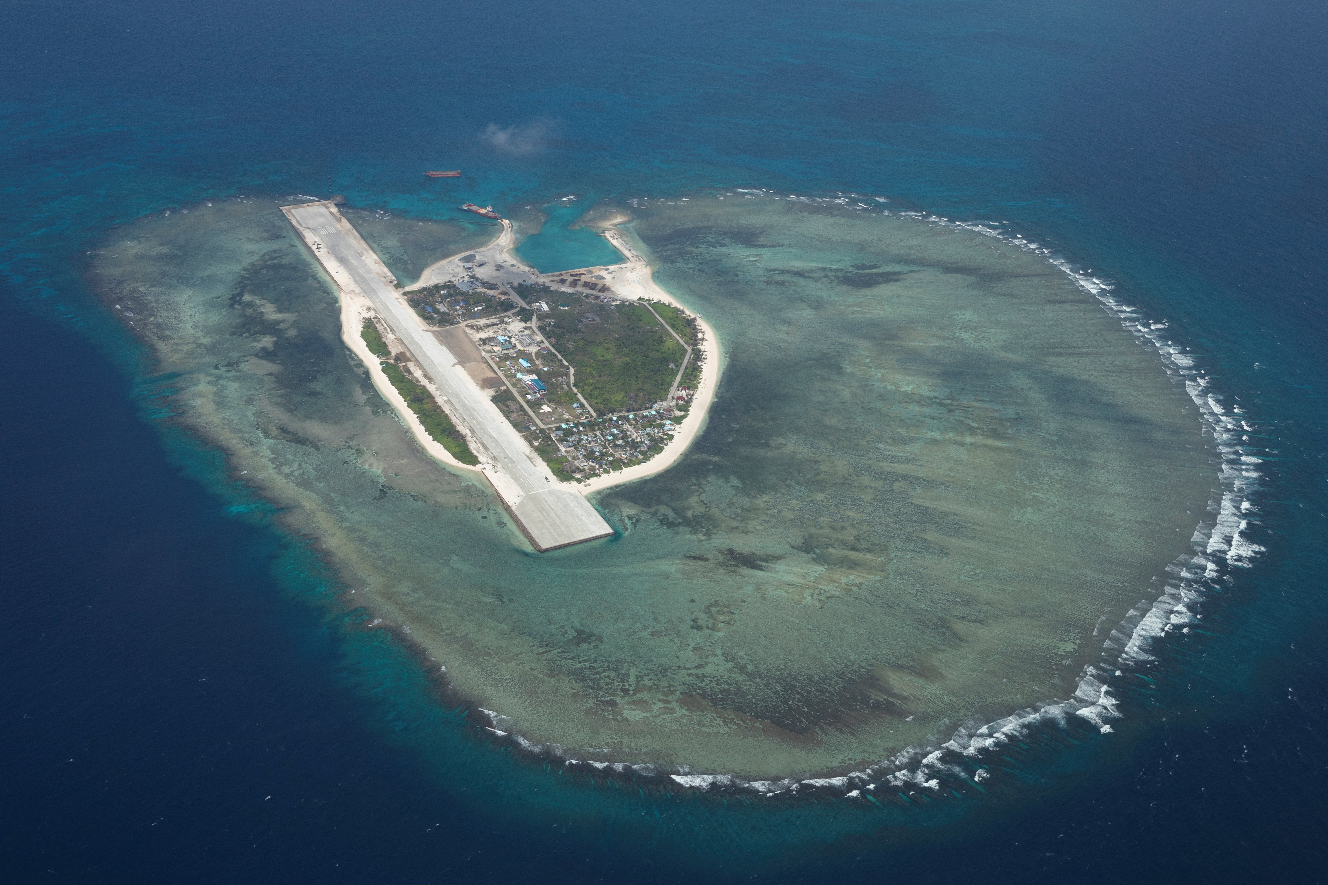 Una vista aérea muestra la isla Thitu, ocupada por Filipinas y conocida localmente como Pag-asa, en las disputadas islas Spratly, Mar de China Meridional. (REUTERS/Eloisa Lopez)
