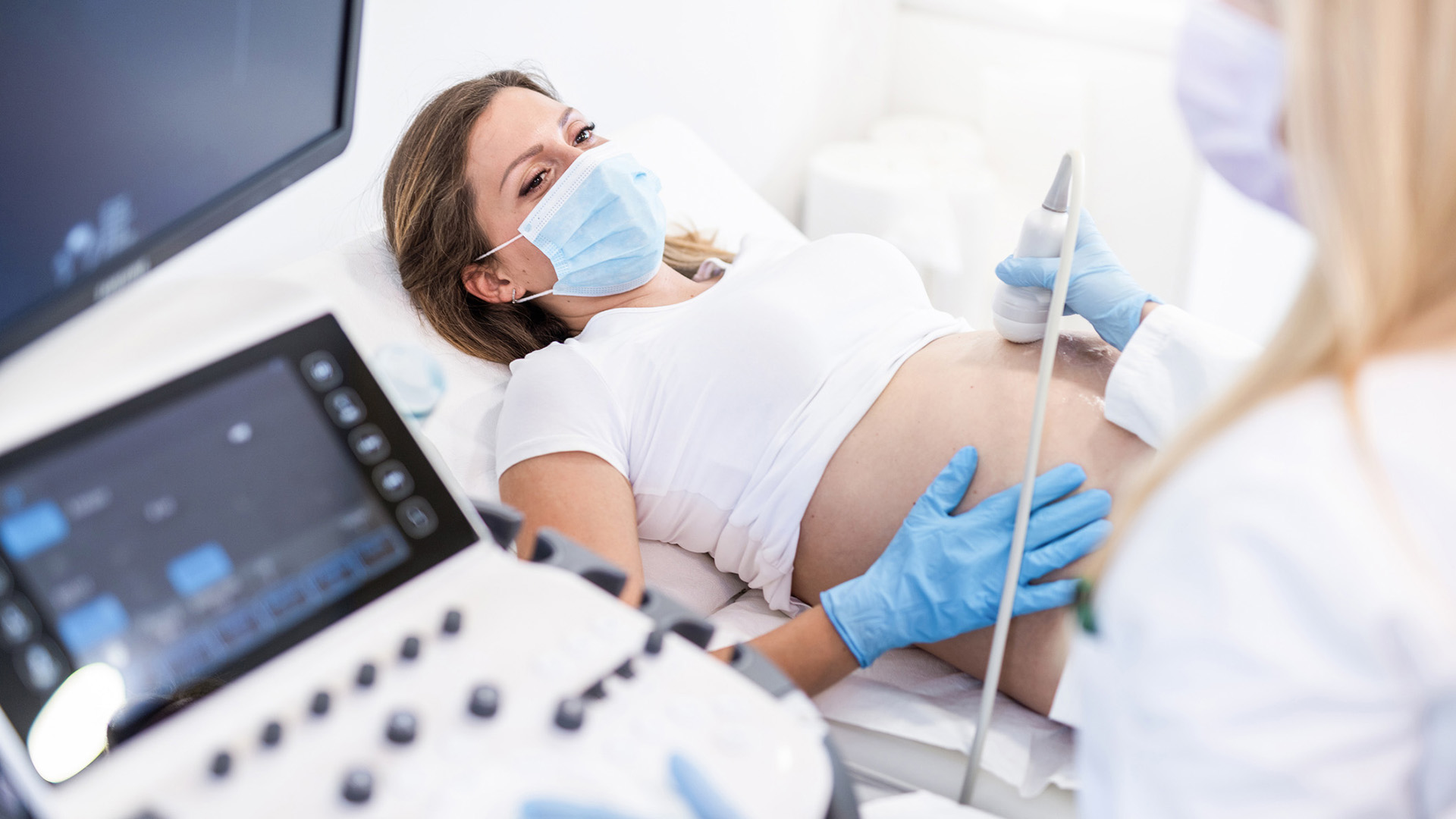 Los bebés expuestos a la infección por SARS-CoV-2 durante el embarazo mostraron mayores dificultades para relajarse y adaptar sus cuerpos al ser alzados por un adulto, en comparación con los bebés de madres no infectadas (Getty)