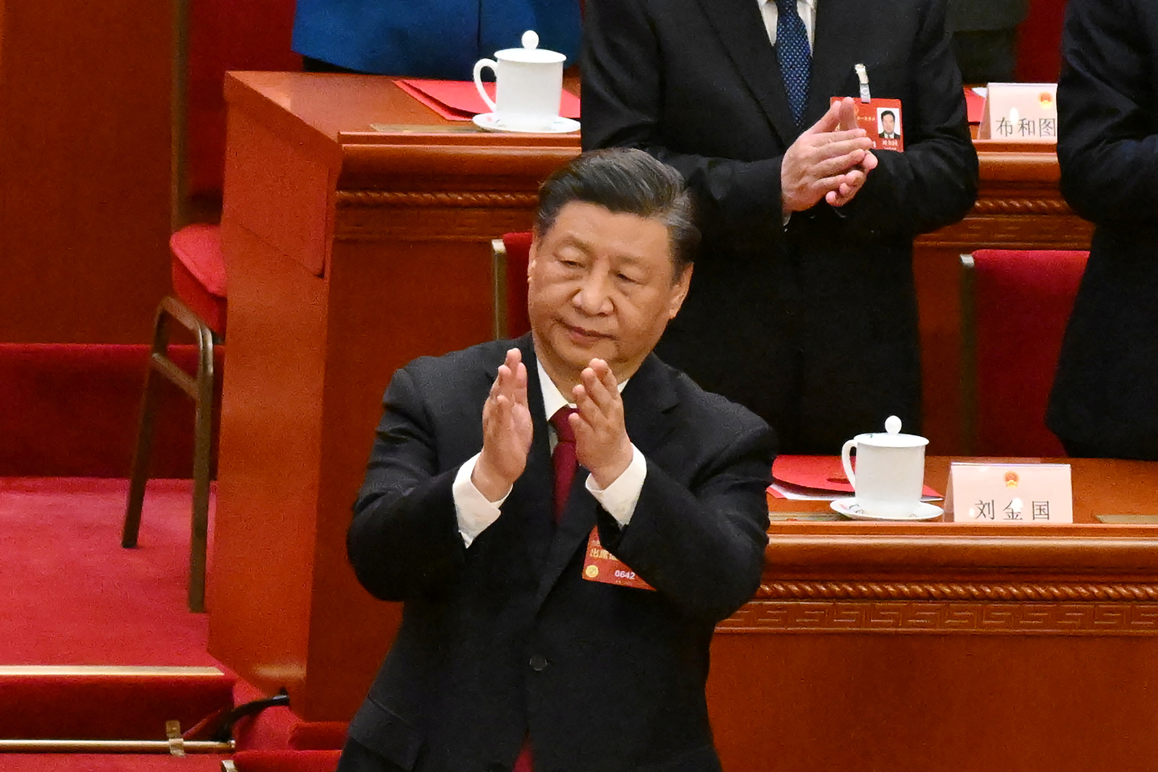 Xi Jinping aplaude en la clausura de la Asamblea (via Reuters)