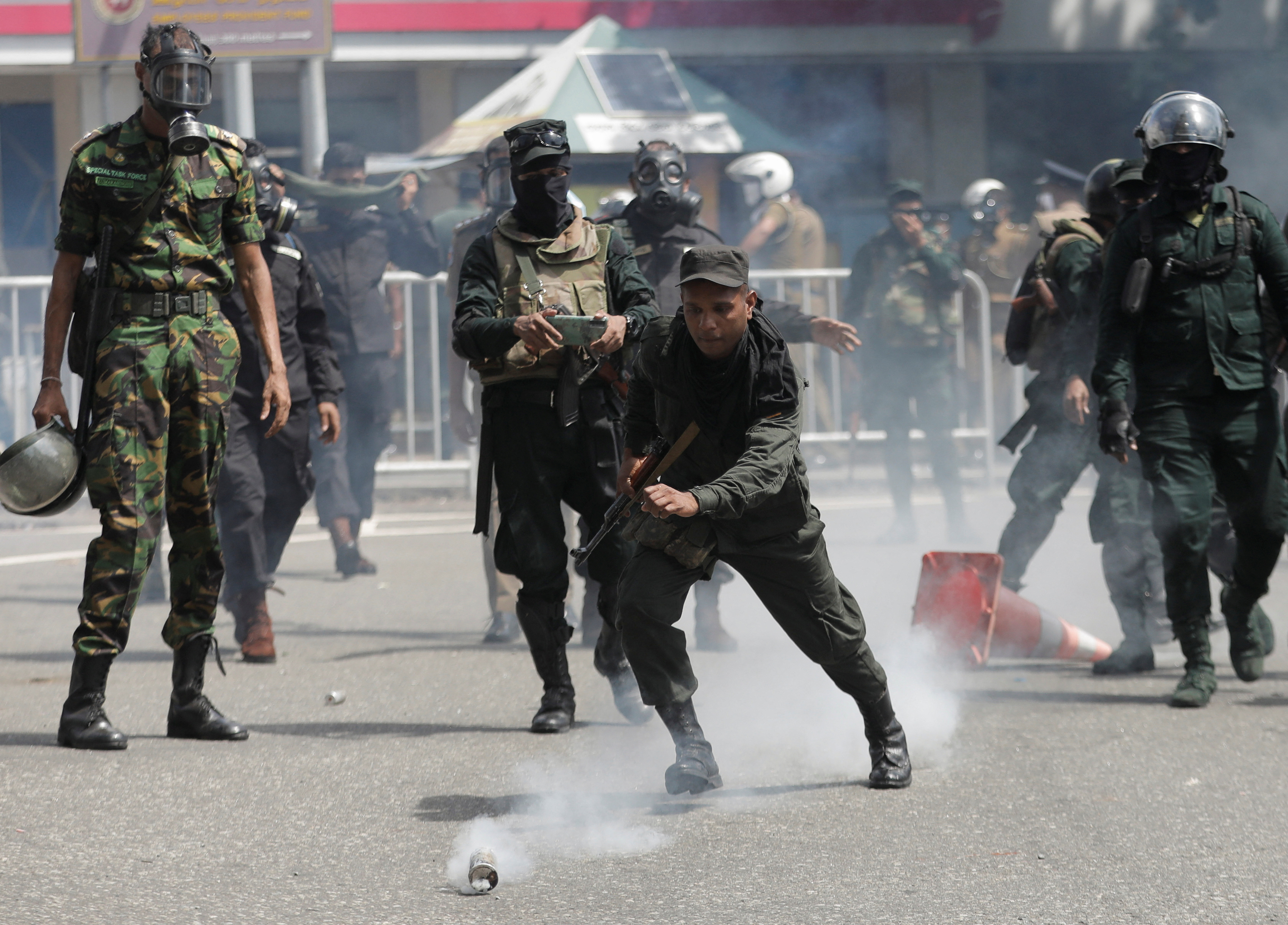 La policía utiliza gas lacrimógeno para dispersar a los manifestantes durante una protesta que exige la dimisión del presidente Gotabaya Rajapaksa, en medio de la crisis económica del país, cerca de la residencia del presidente en Colombo, Sri Lanka, 9 de julio de 2022. REUTERS/Dinuka Liyanawatte