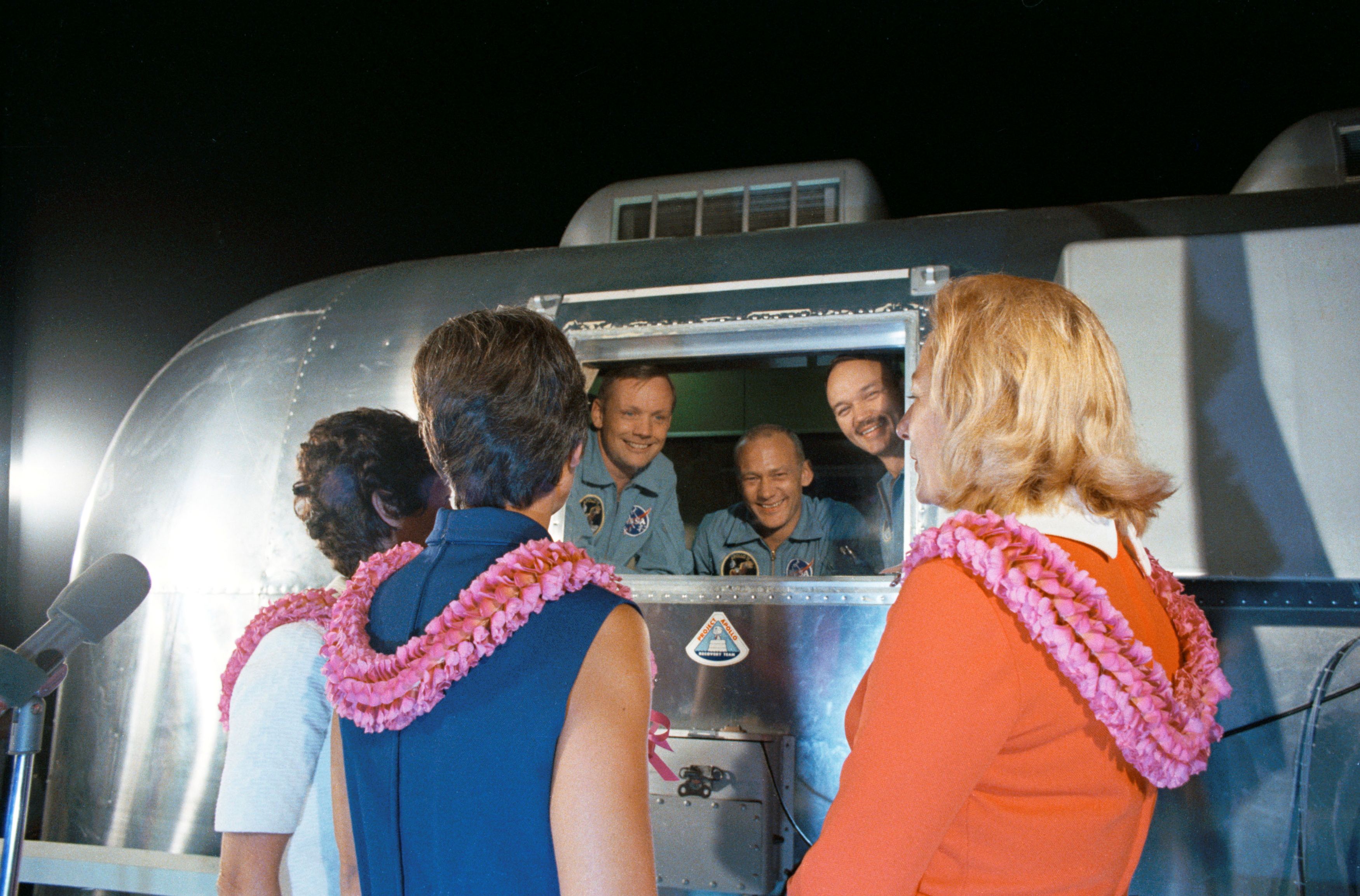 Mirando a través de la ventana de una instalación de cuarentena móvil (MQF) los astronautas Neil  Armstrong, Edwin Aldrin y Michael Collins hablan con sus esposas (de izq a der) Pat Collins, Jan Armstrong y la Joan Aldrin en la Base de la Fuerza Aérea de Ellington en esta foto de la NASA del 27 de julio de 1969 (REUTERS/NASA)
