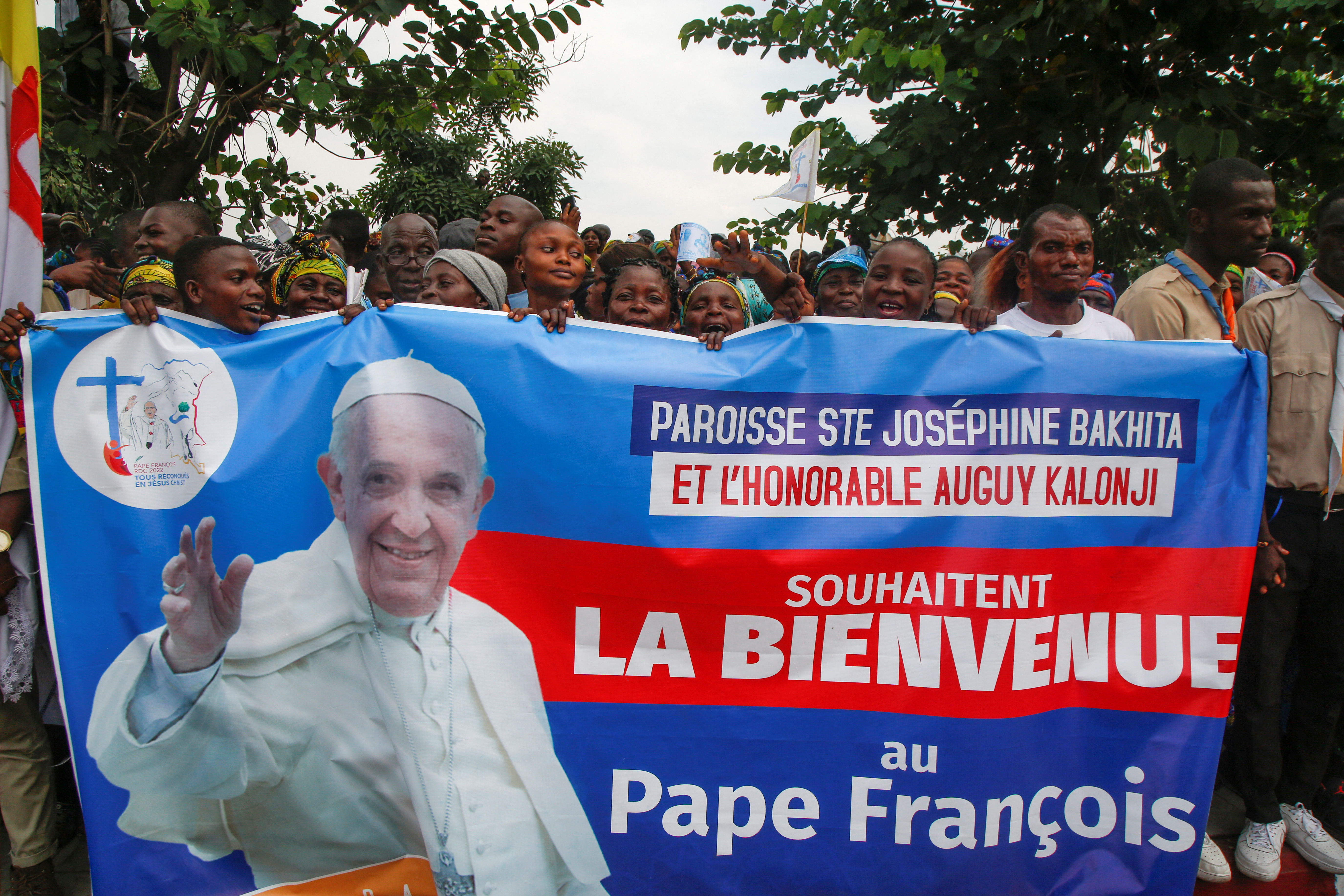 Residentes de Kinshasa sostienen una pancarta para dar la bienvenida al papa Francisco, en Kinshasa, República Democrática del Congo 31 de enero 2023. REUTERS/Luc Gnago
