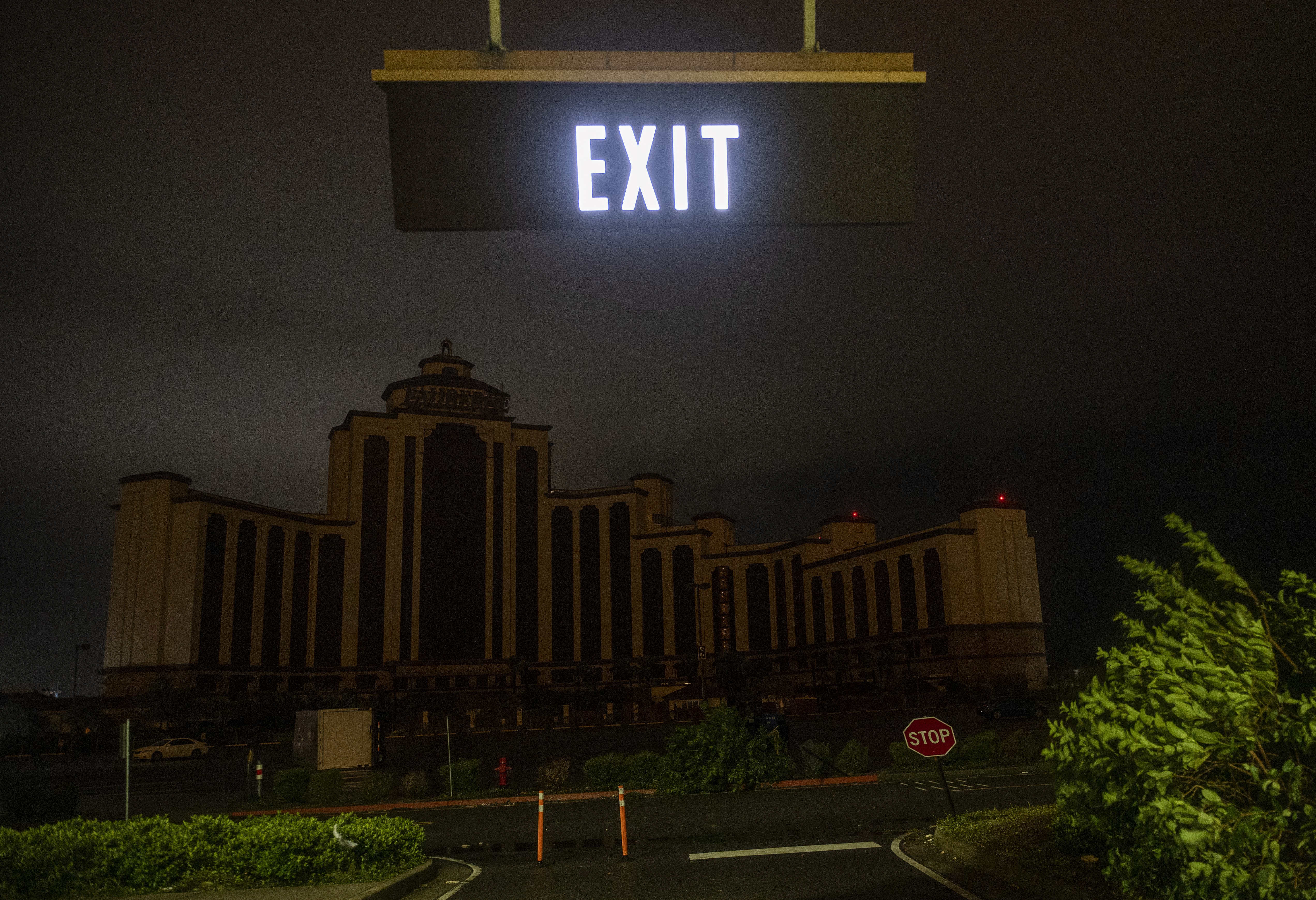 Una foto tomada el 27 de agosto de 2020 muestra un hotel durante un corte de luz generalizado tras el paso del huracán Laura por Lake Charles, Louisiana (Foto de ANDREW CABALLERO-REYNOLDS / AFP)