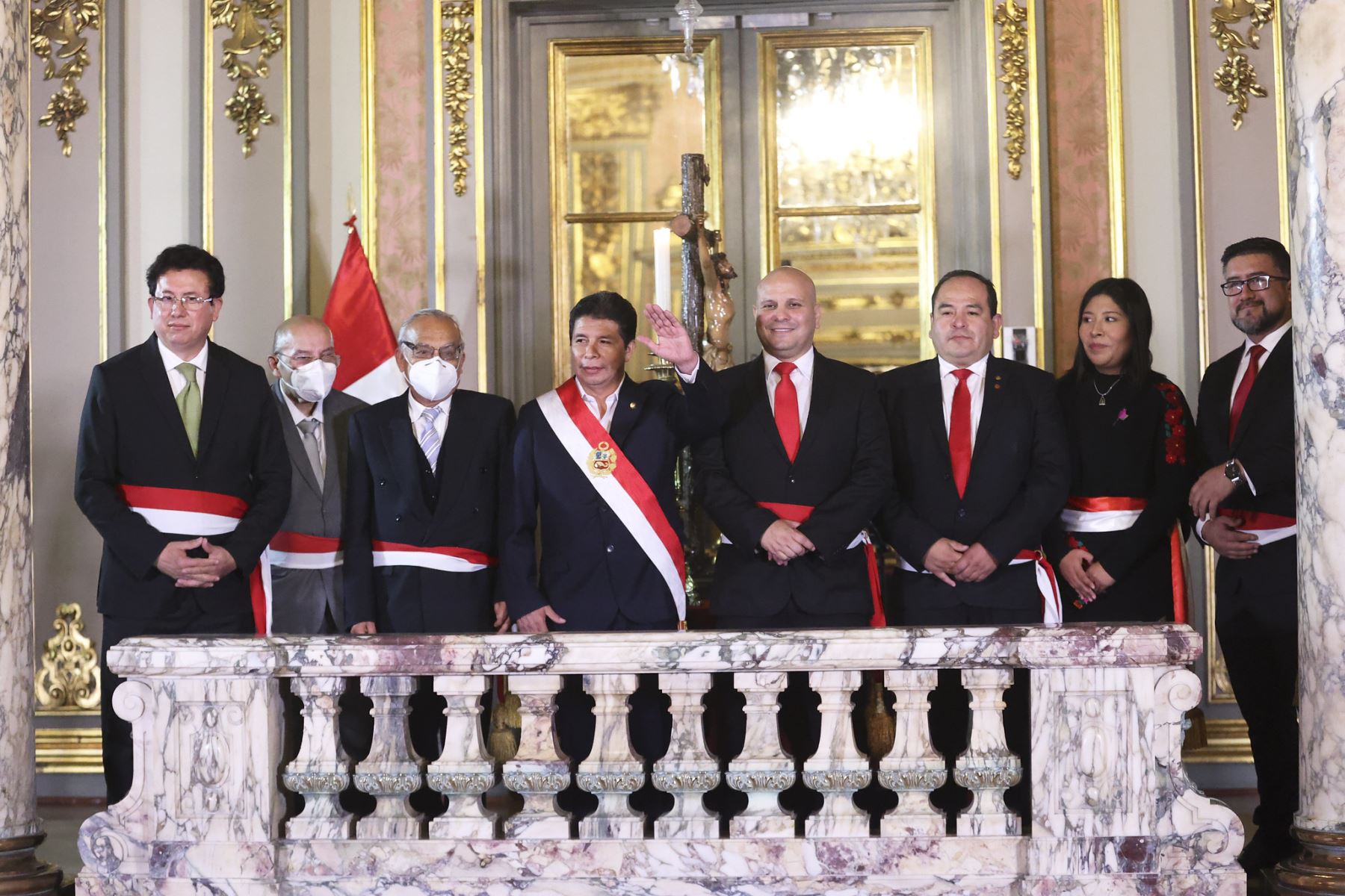 Pedro Castillo junto a los nuevos integrantes de su equipo de gobierno