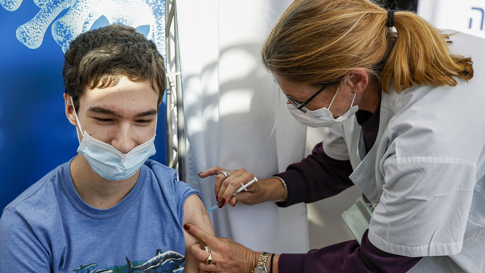 La vacunación de los niños también es clave para aumentar el nivel de inmunidad colectiva en la población y reducir el número de hospitalizaciones y muertes (Photo by JACK GUEZ / AFP)
