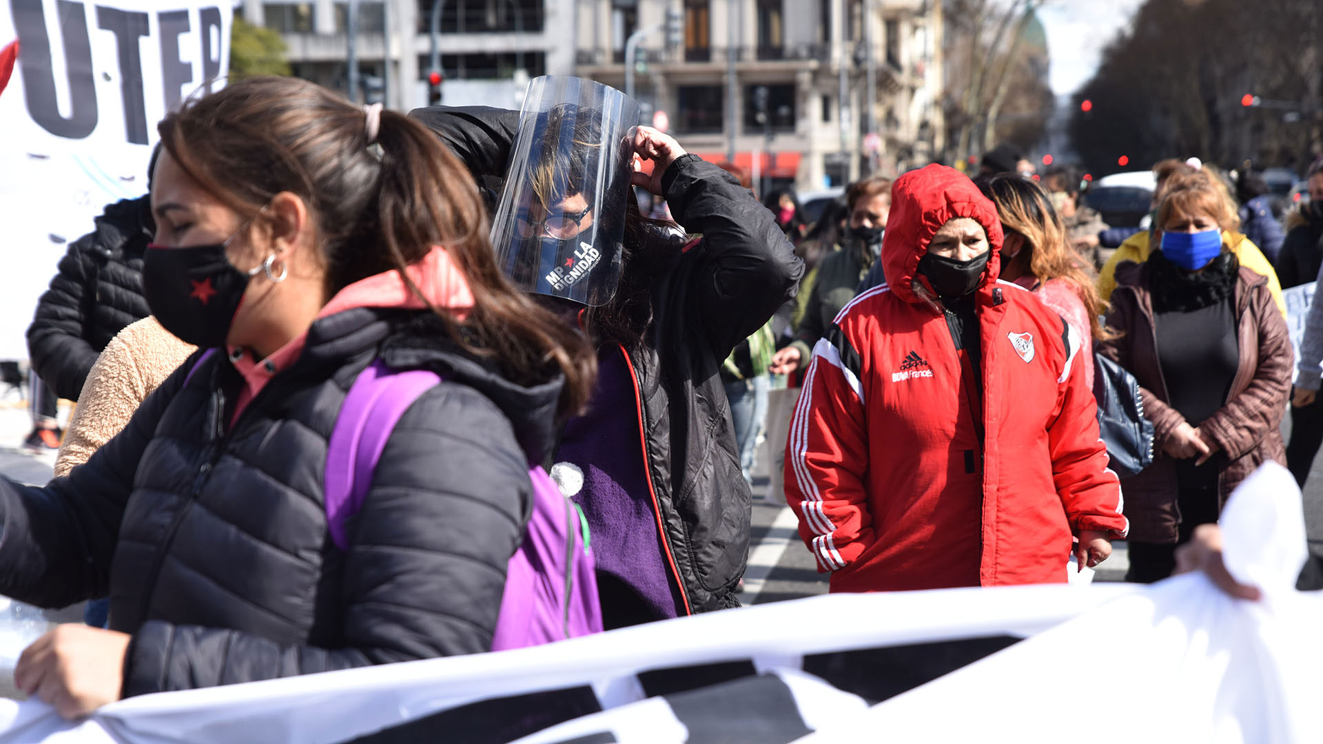 Los manifestantes marcharon durante el mediodía por la Avenida 9 de Julio