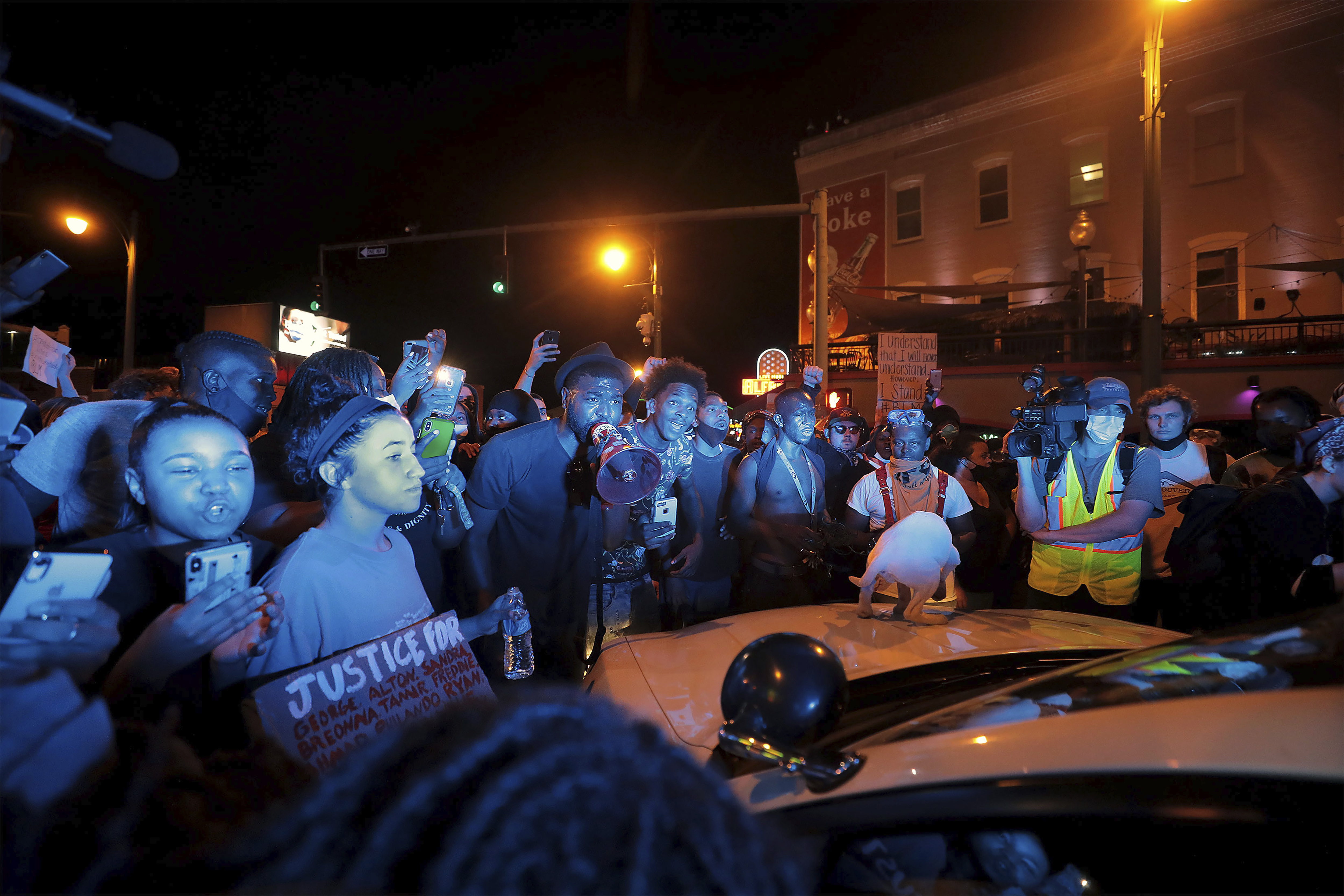 El movimiento antifascista estadounidense, conocido como ANTIFA, es un pequeño pero ruidoso grupo radical que, tras la llegada de Trump a la Casa Blanca, se ha hecho cada vez más activo, sobre todo para contrarrestar las manifestaciones de los supremacistas blancos. En la foto, manifestantes confrontan con la policía en Memphis, Tennessee (Patrick Lantrip/Daily Memphian via AP)
