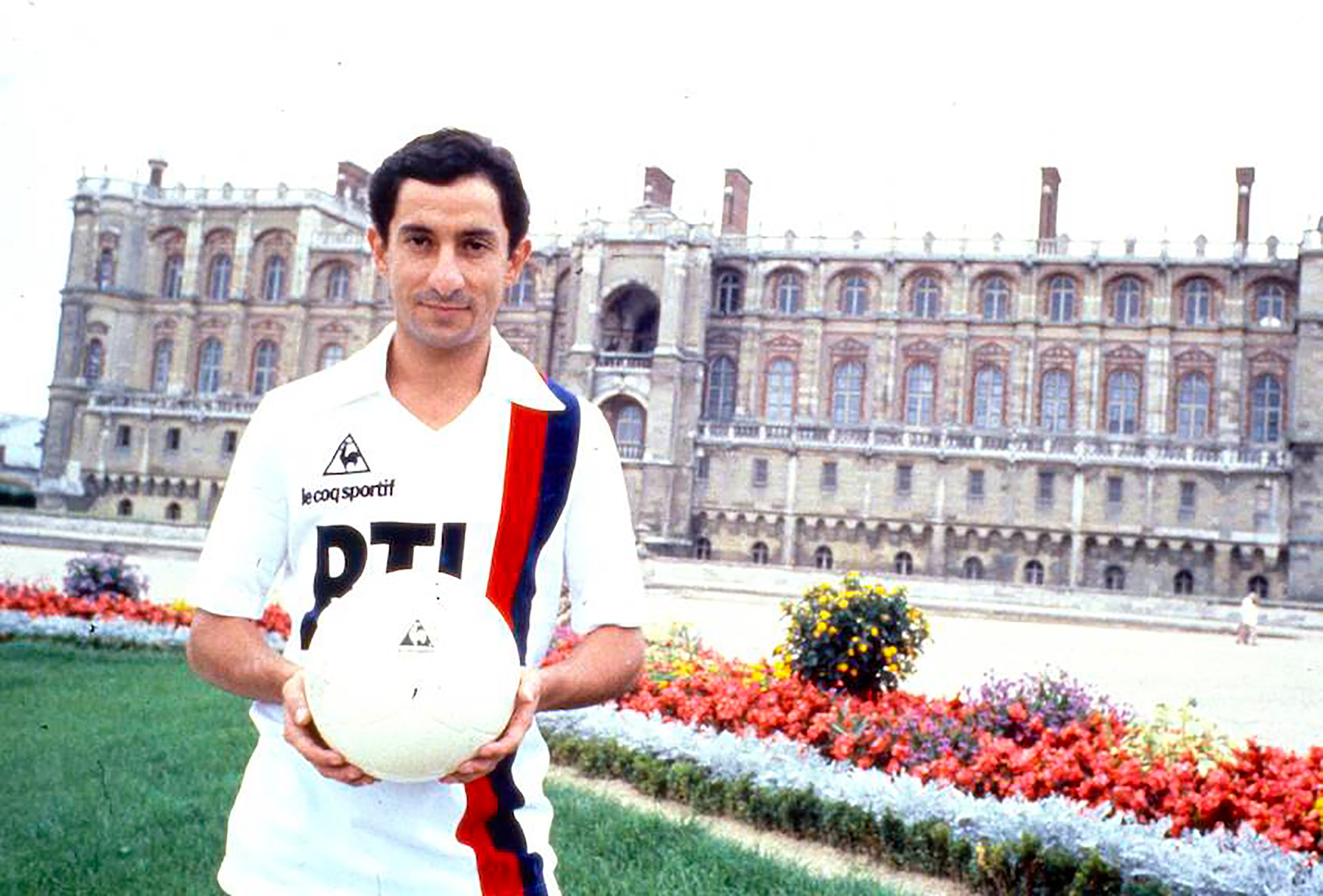 Jugó en el Paris Saint-Germain francés hasta 1982, cuando regresó al Tottenham