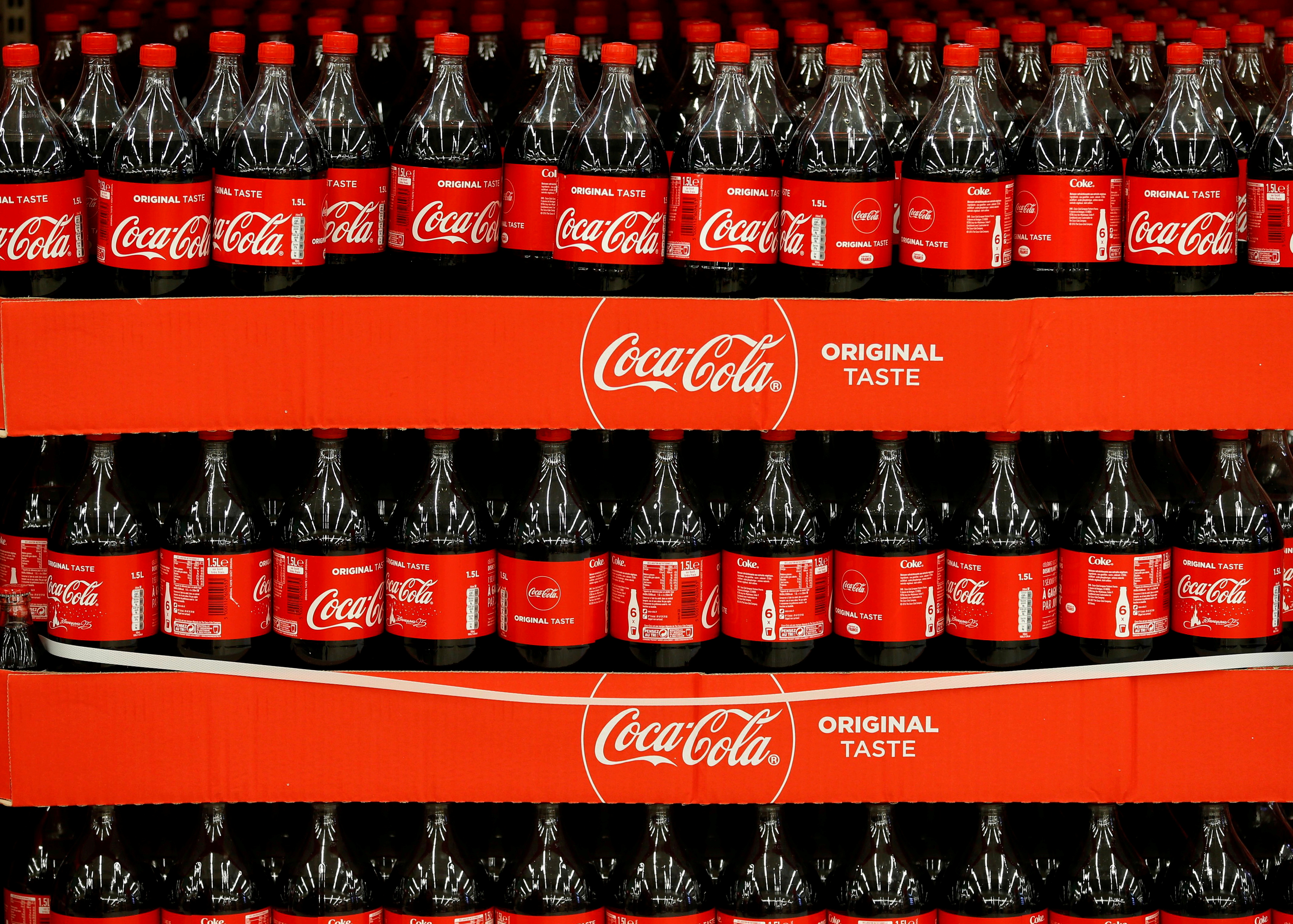 Botellas de Coca-Cola en un hipermercado en Francia (REUTERS/Regis Duvignau/archivo)