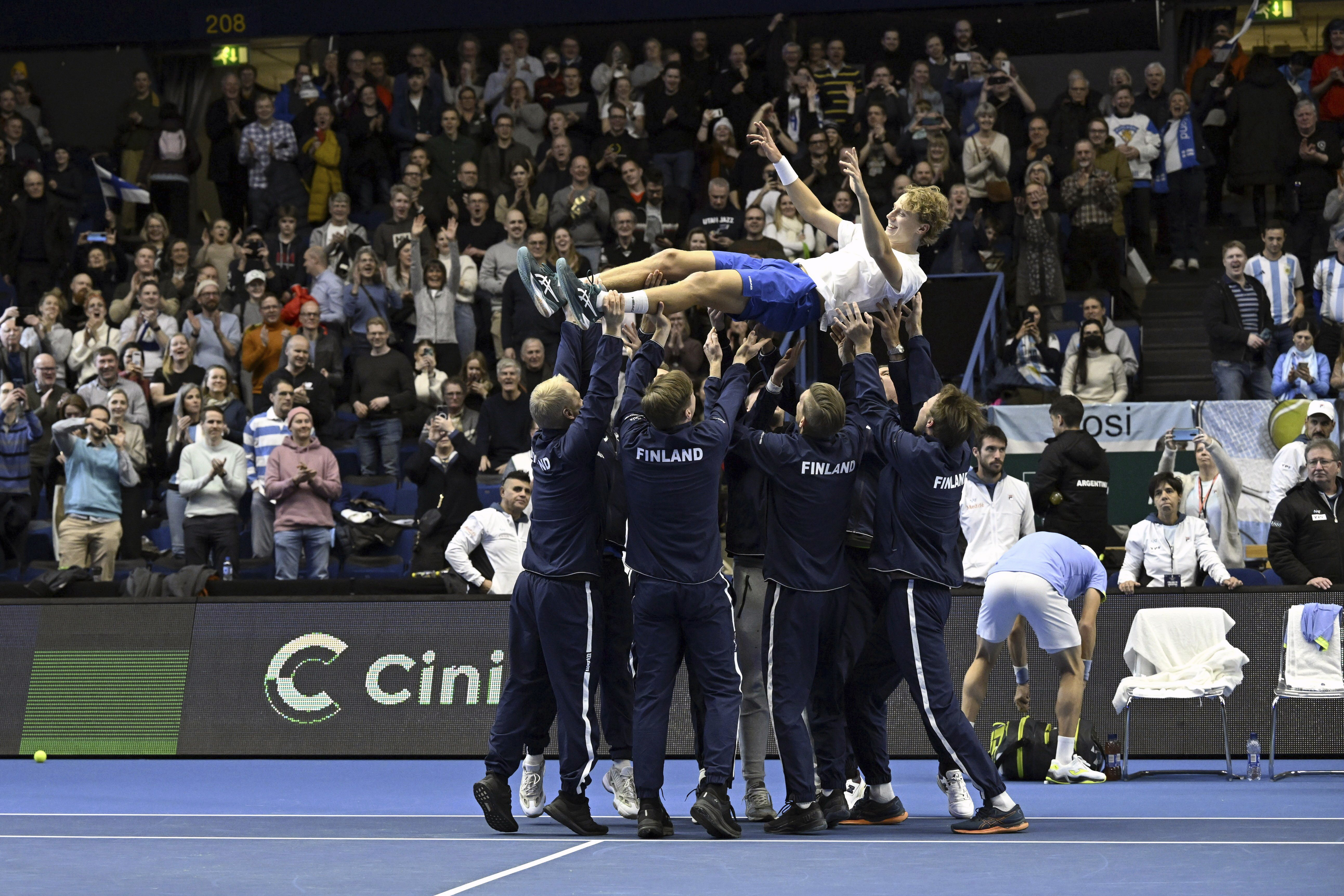 El finlandés Emil Ruusuvuori es lanzado al aire por sus compañeros de equipo tras eliminar a Argentina en duelo de la Copa Davis en Espoo, Finlandia, el domingo 5 de febrero de 2023. (Emmi Korhonen/Lehtikuva vía AP)