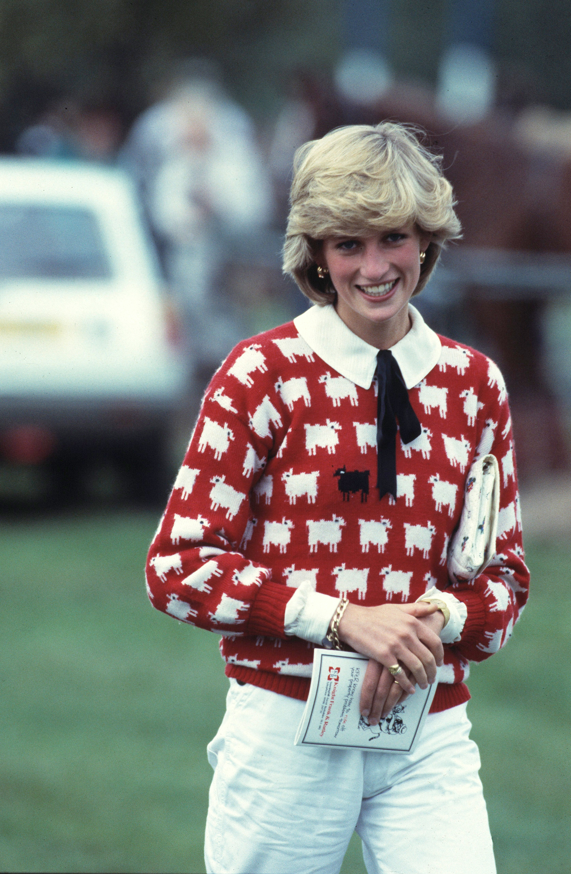 La princesa Diana viste su famoso sweater de la oveja negra en un partido de polo en 1983 (The Grosby Group)