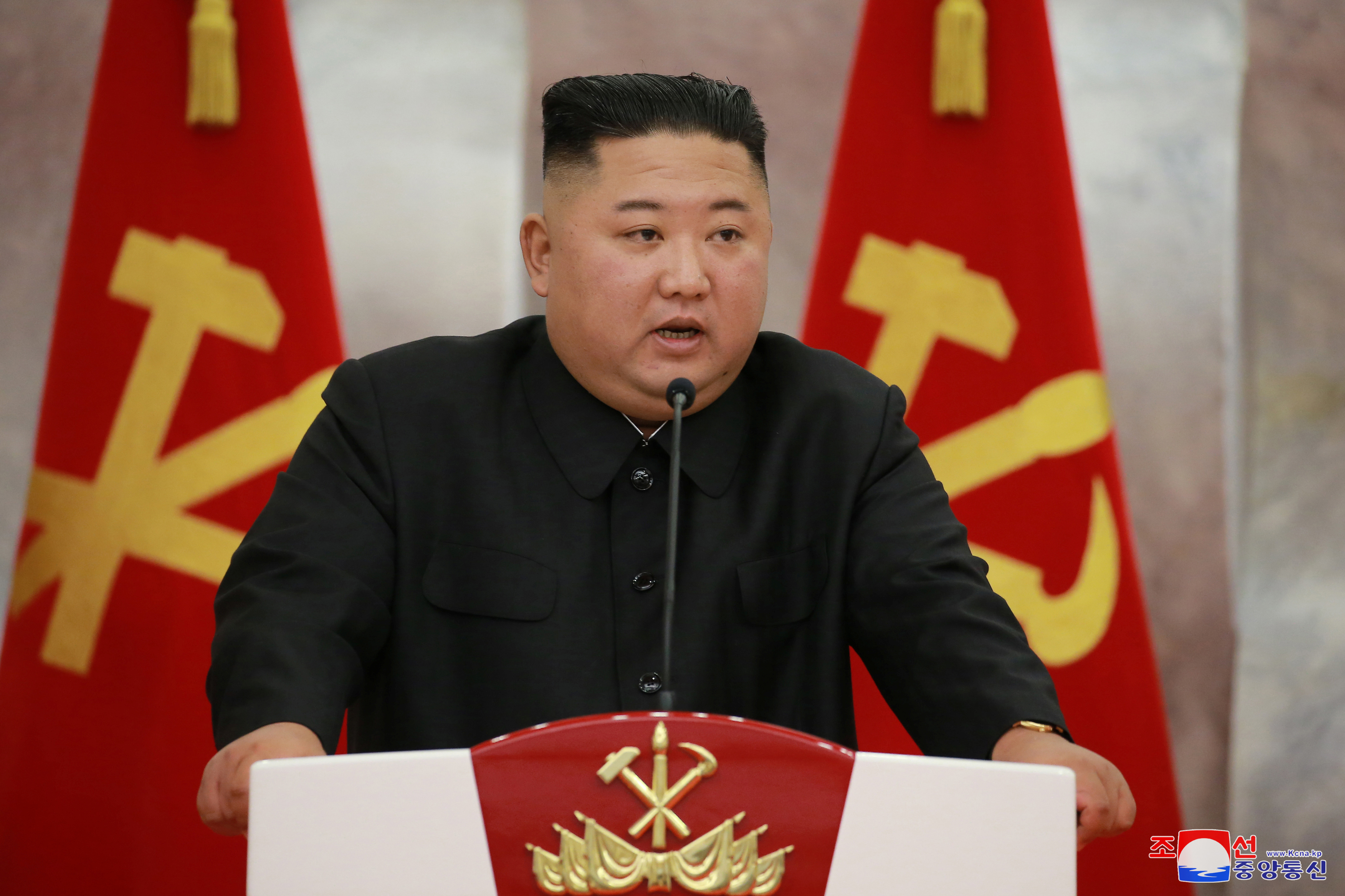 Kim Jong-un habla durante la entrega de pistolas (KCNA) 