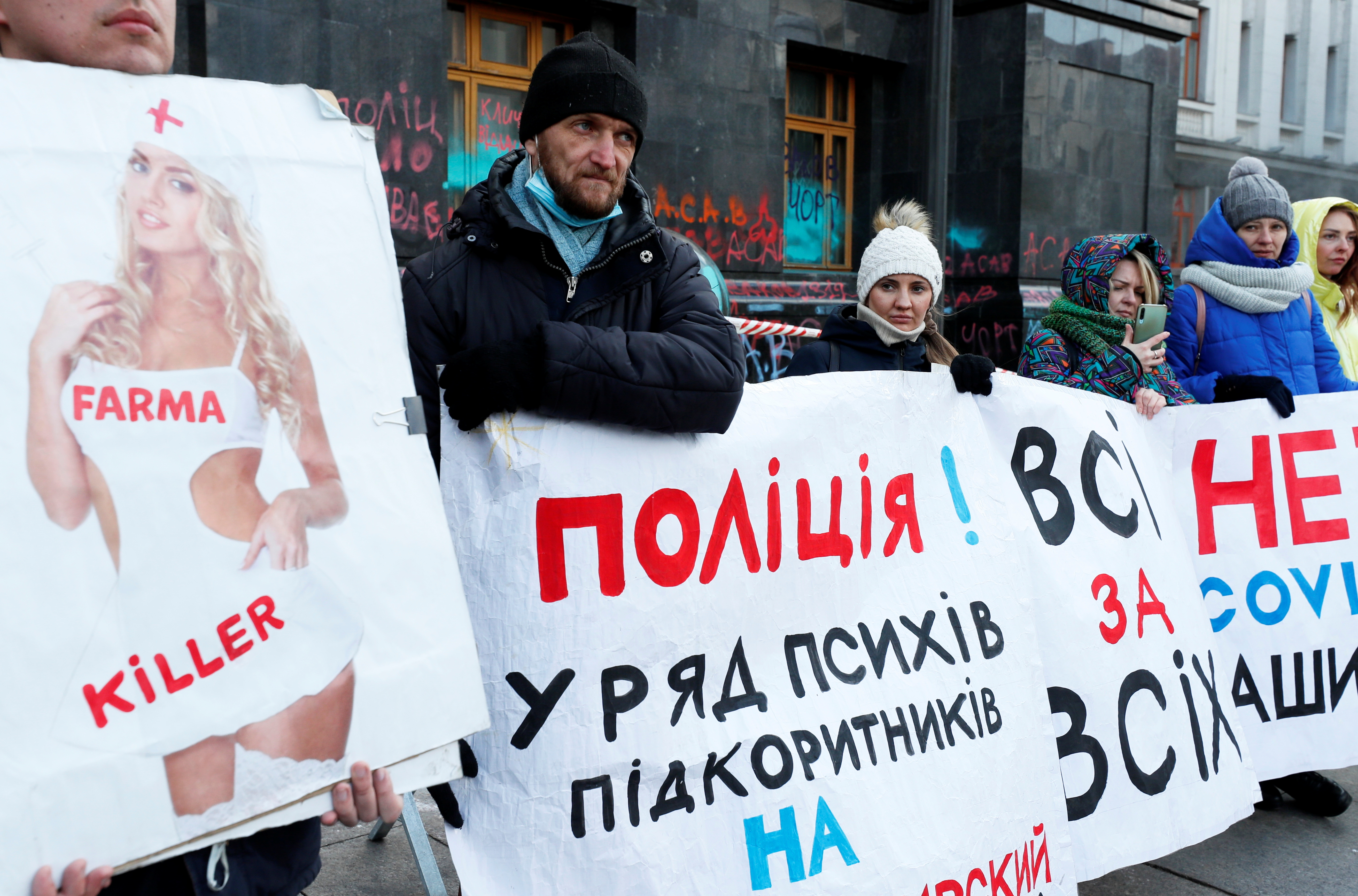 Activistas antivacunas protestan en Ucrania contra una ley que exime a los productores de los inmunizantes contra el coronavirus de la responsabilidad de cualquier consecuencia tras la inoculación (REUTERS/Gleb Garanich)