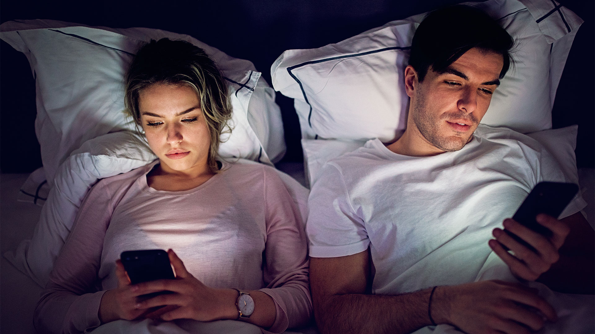 Las dificultades para conciliar el sueño se extienden entre adolescentes debido al uso excesivo de pantallas (Getty)