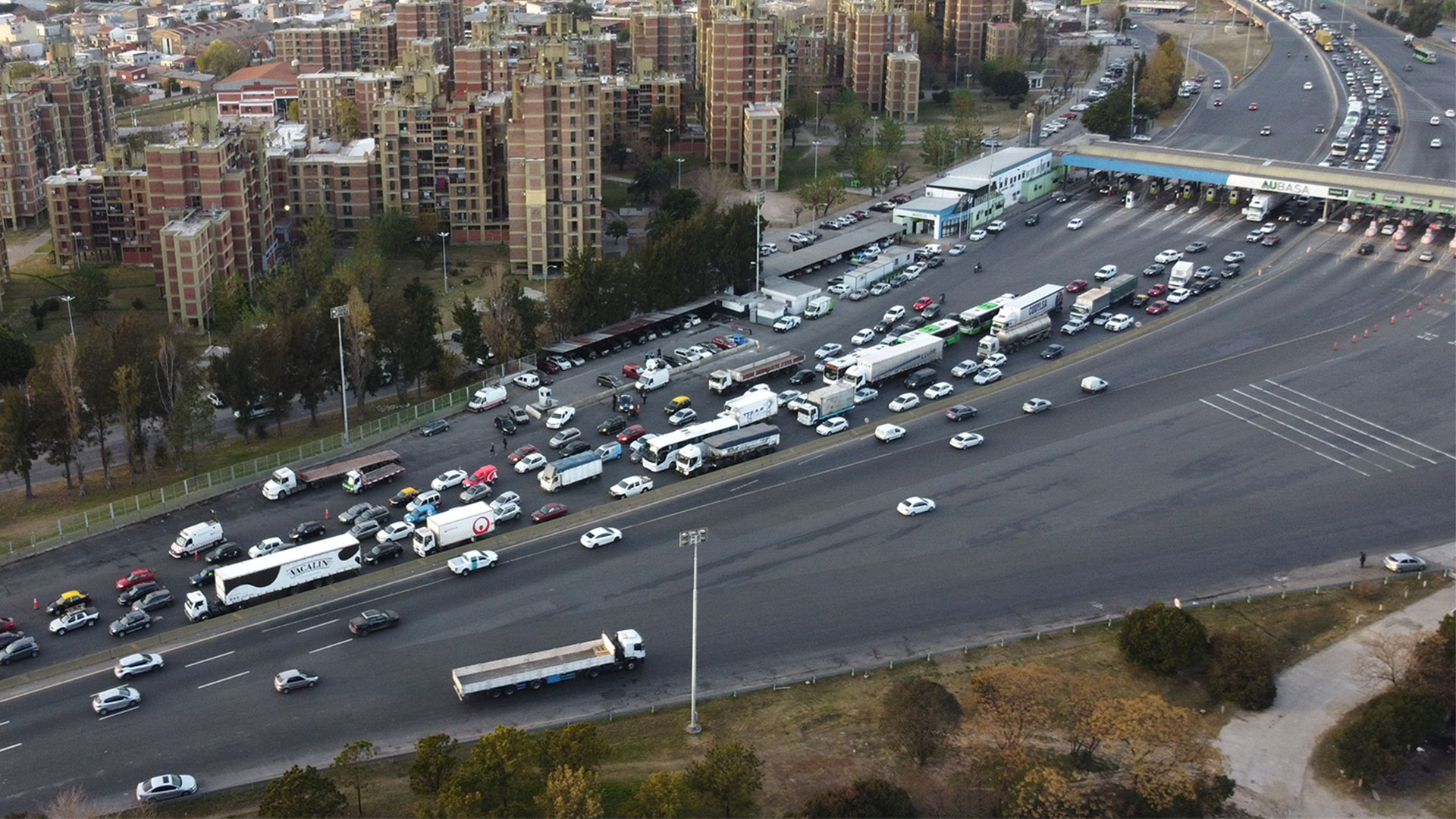 Vista aérea del corte de transportistas en la autopista Buenos Aires-La Plata. (Franco Fafasuli)