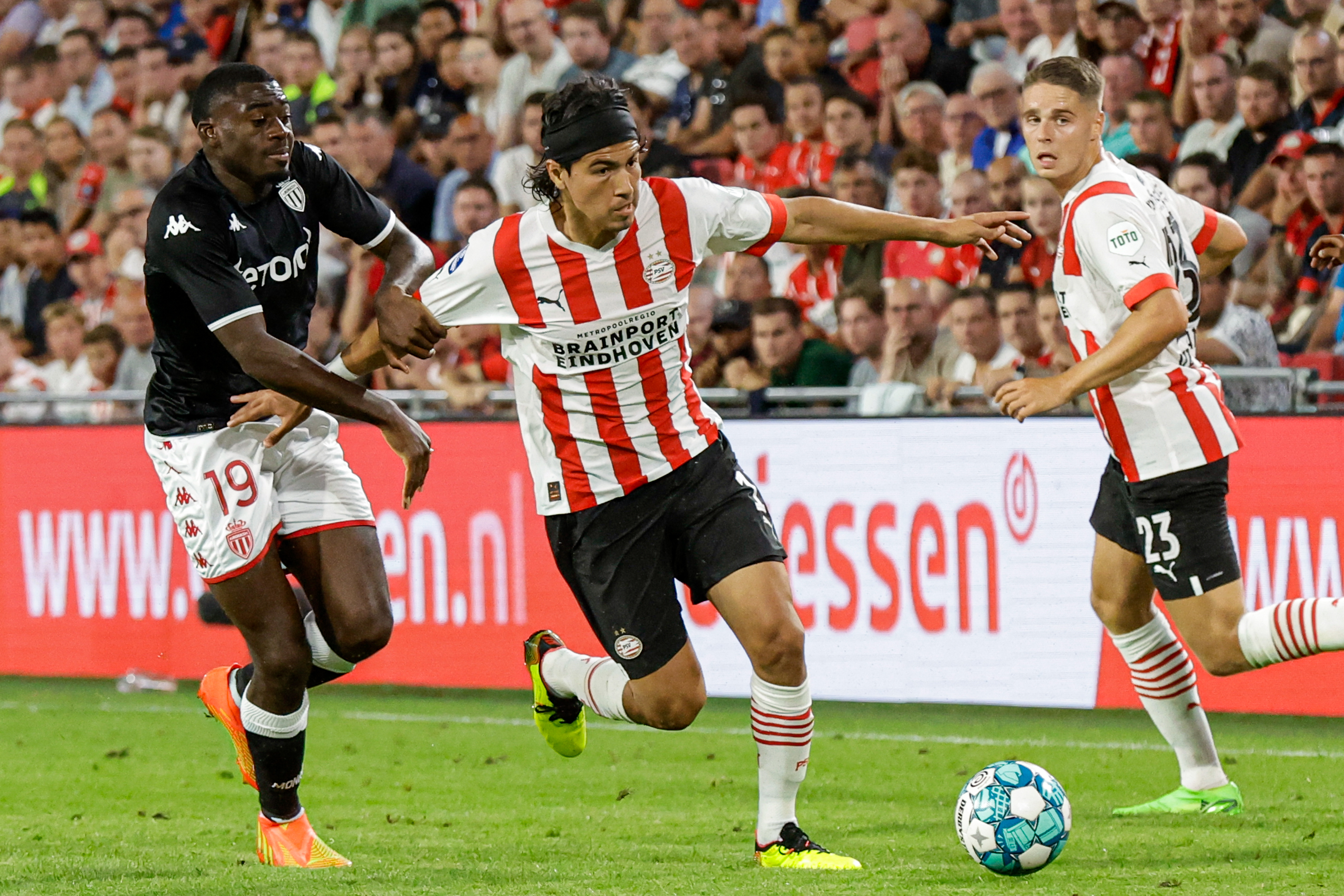 Erick Gutiérrez se mantuvo en el PSV gracias a Ruud Van Nistelrroy Foto: Getty Images