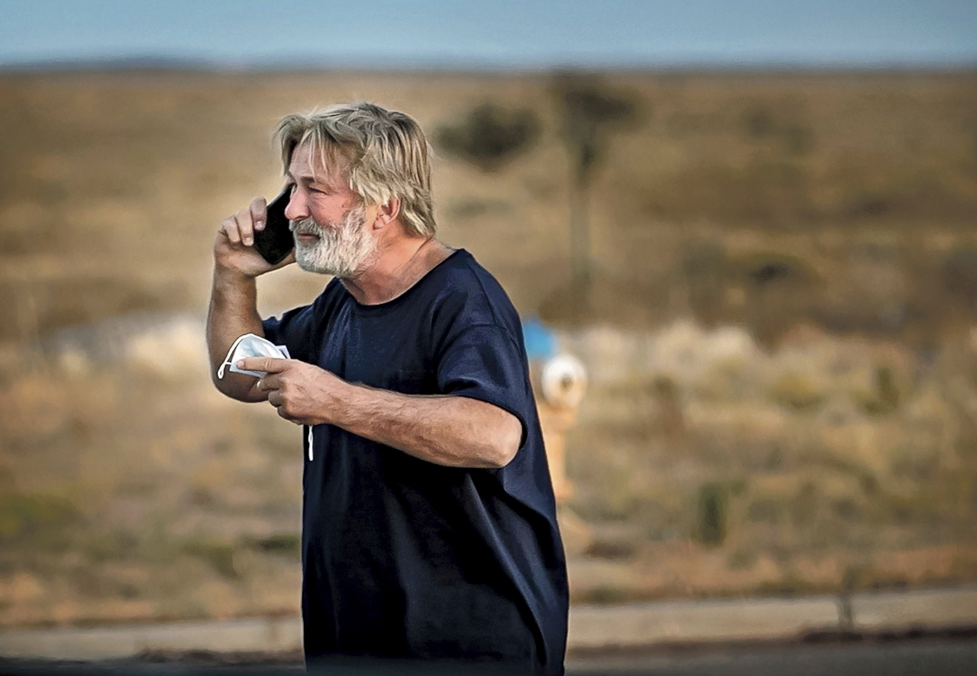 El actor Alec Baldwin habla por teléfono en el estacionamiento de la Oficina del Sheriff del Condado de Santa Fe después de ser interrogado por el tiroteo en el set de la película "Rust" 