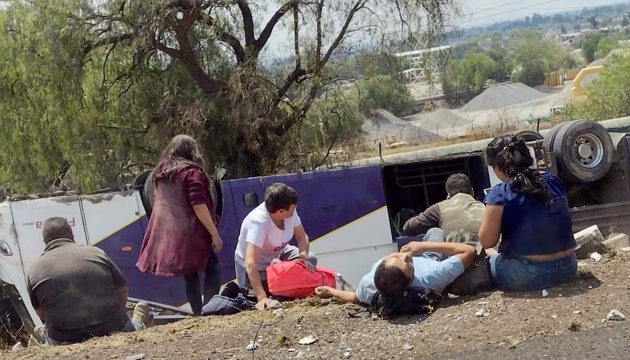 Autobús de pasajeros volcó en la autopista México-Pirámides, lesionados fueron trasladados en helicóptero al hospital
