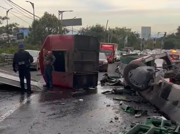 Fragment of the trailer that remained on the other side after the accident that occurred on the Mexico-Toluca highway, near Lomas de Vista Hermosa (Photo: Twitter/@)