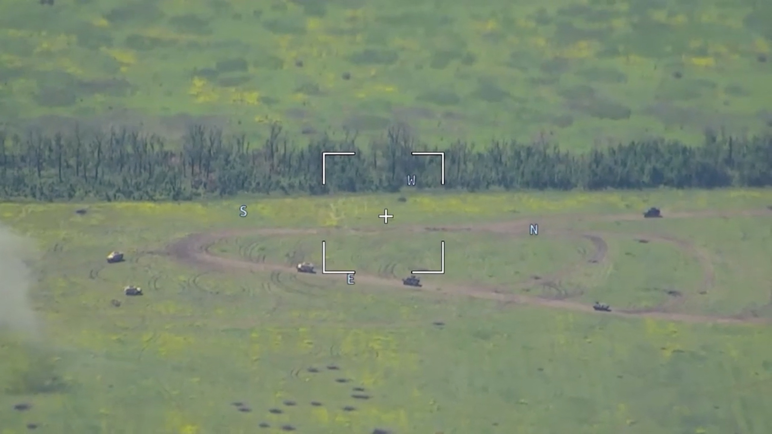 Imágenes de drones muestran vehículos blindados en movimiento en un lugar no identificado después de que el Ministerio de Defensa en Moscú dijera que las fuerzas rusas han frustrado una gran ofensiva ucraniana en la región de Donetsk (Ministerio de Defensa ruso/REUTERS)