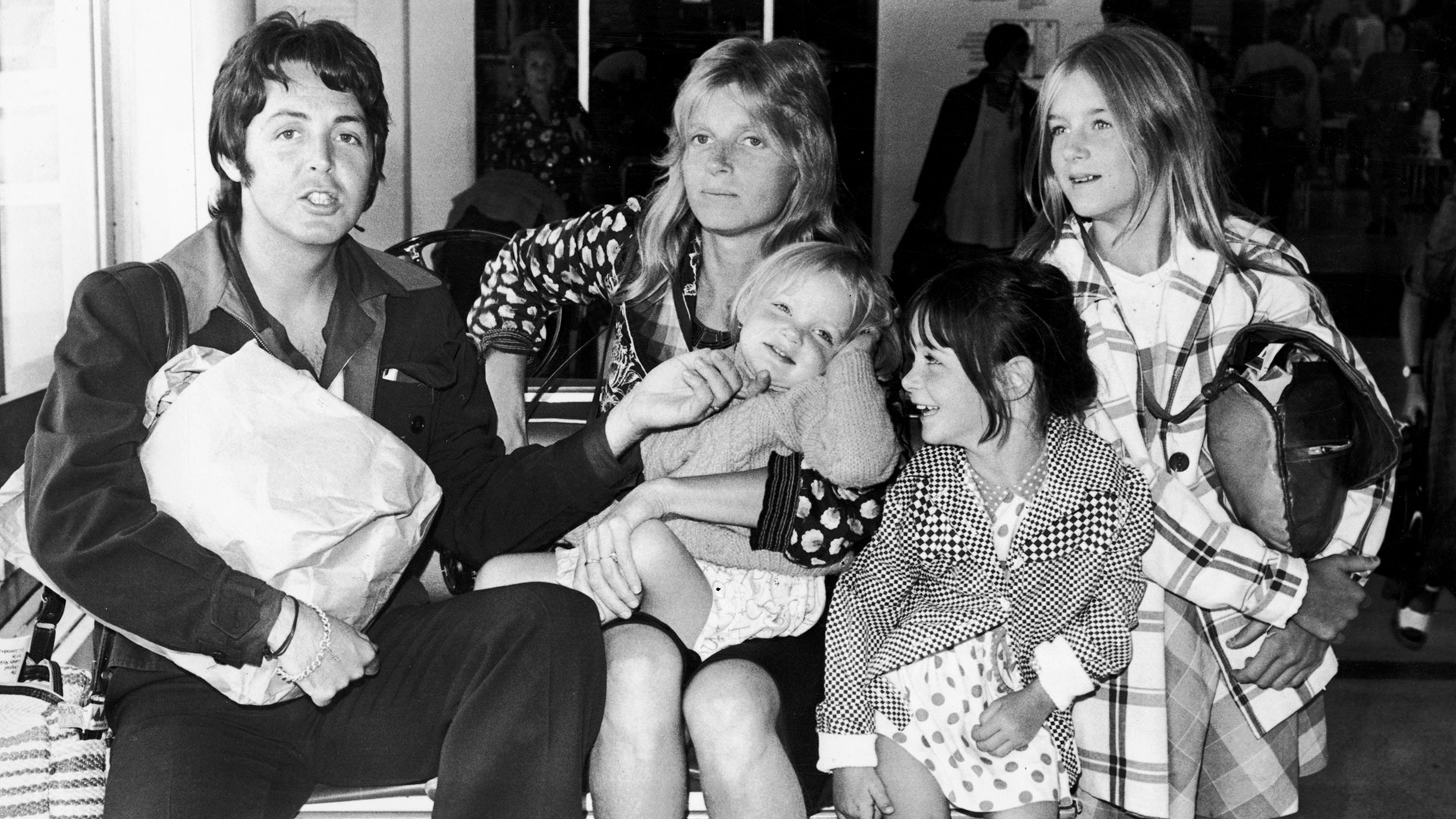 Los McCartney en un aeropuerto a mediados de los años setenta. Iban de gira por el mundo todos juntos (Photo by Daily Express/Getty Images)