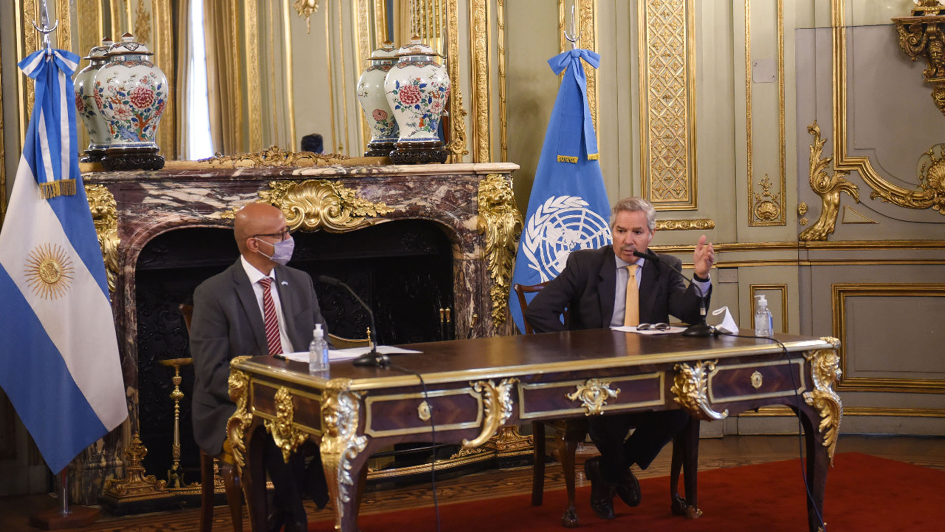 El canciller Felipe Solá y el representante de la ONU, Roberto Valent, en la reciente firma del compromiso 2030