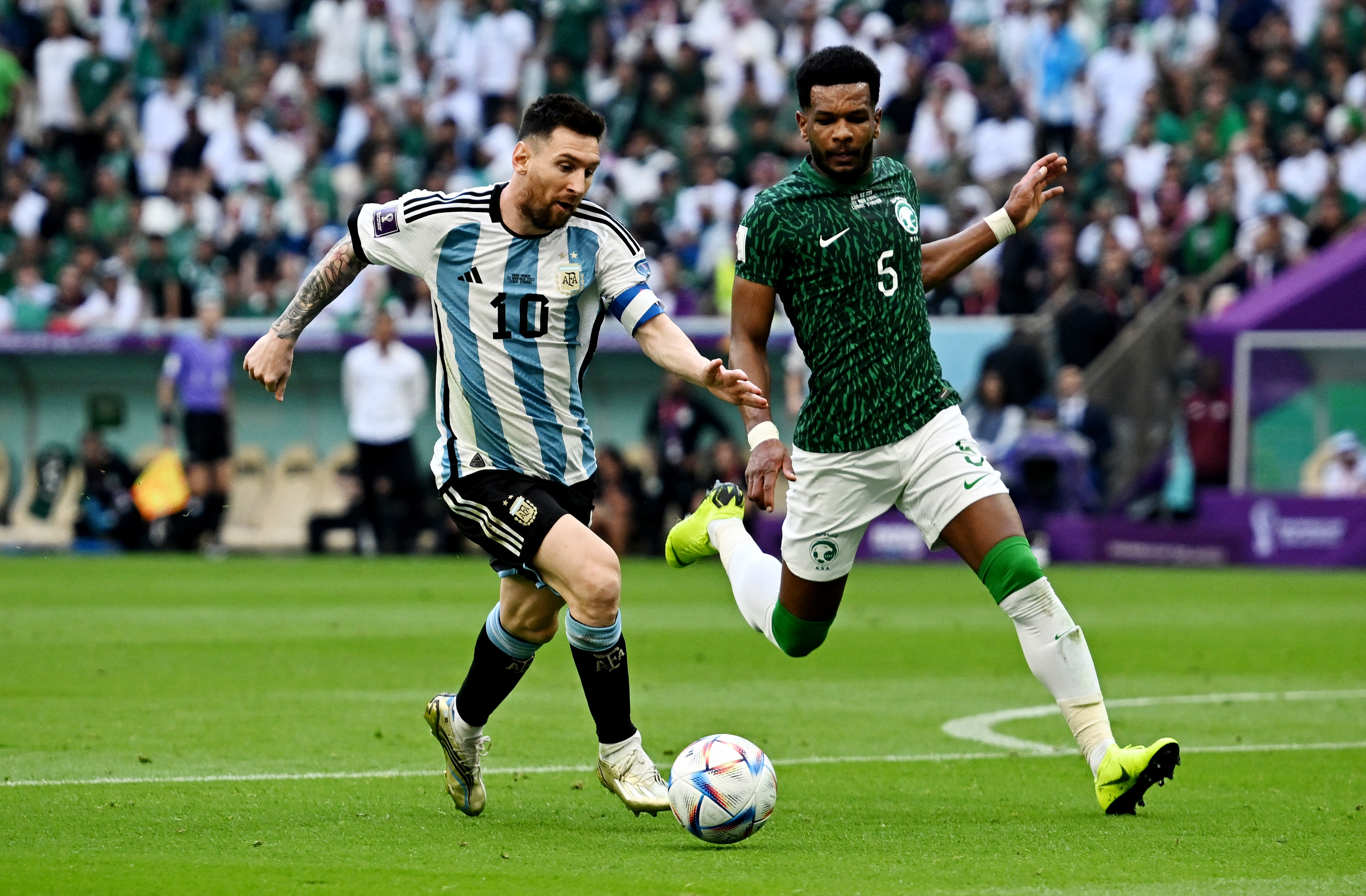 Messi en acción ante la marca de Albulayhi (REUTERS/Dylan Martinez)