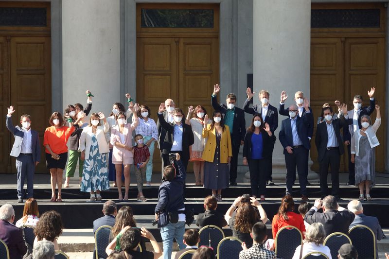 El presidente electo de Chile, Gabriel Boric, saluda junto a los miembros de su nuevo gabinete tras su presentación, en Santiago de Chile. 21 de enero de 2022. REUTERS/Ailen Diaz