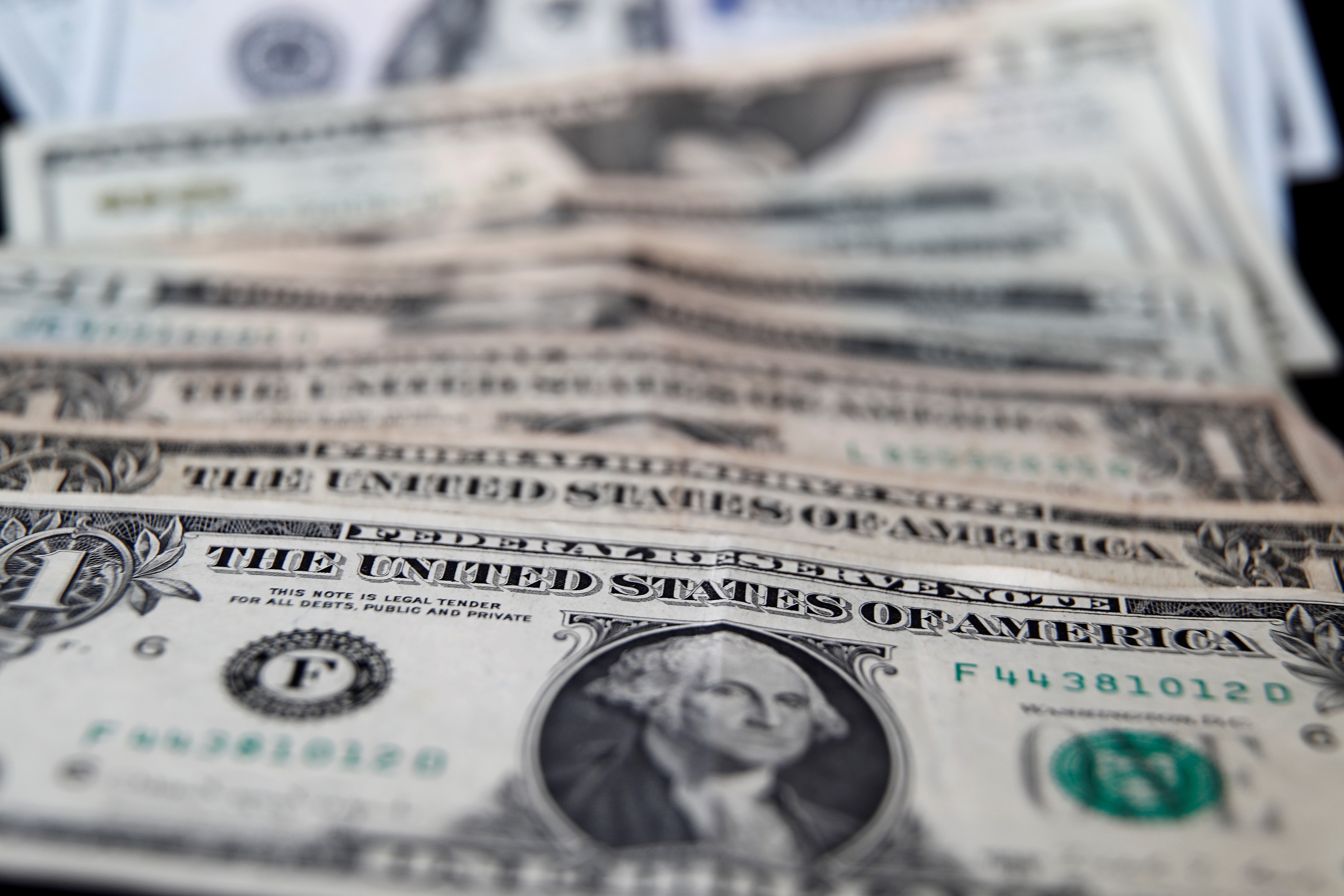 El denominado "dólar blue" llegó a $330 este jueves. (EFE/Sebastiao Moreira/Archivo)
