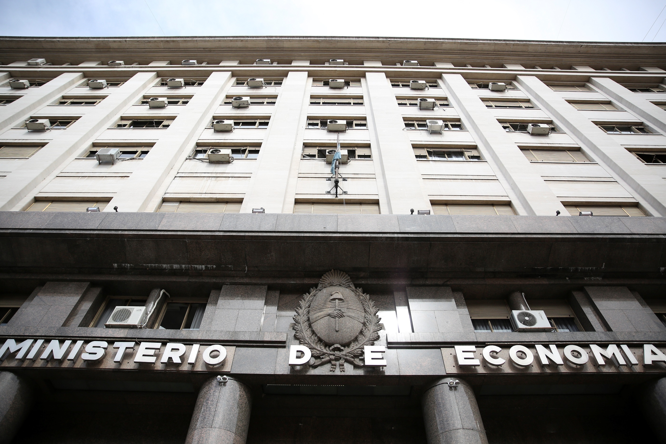 El Ministerio de Economía de Argentina colocó letras del Tesoro en pesos con vencimiento en septiembre próximo y con una tasa nominal anual del 39,25 % por un valor efectivo total de 40.994 millones de pesos (unos 421,5 millones de dólares). EFE/David Fernández/Archivo
