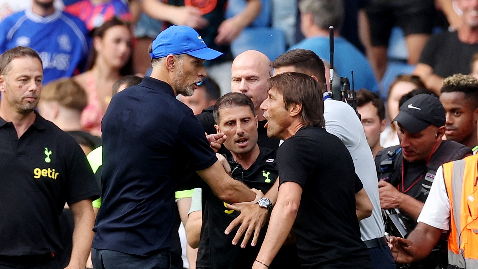 Thomas Tuchel y Antonio Conte tuvieron que ser separados por los allí presentes (Reuters) 