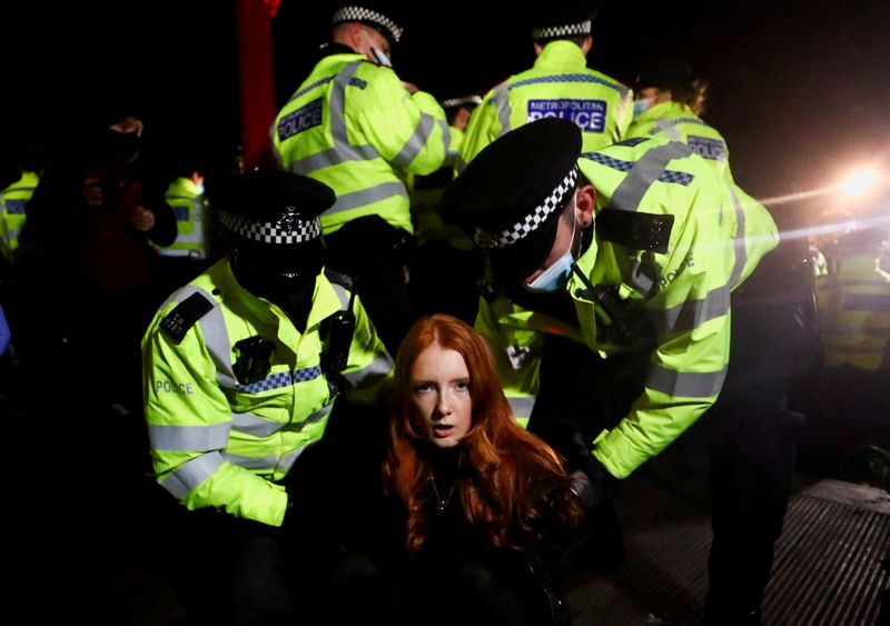 La policía detiene a Patsy Stevenson mientras la gente se reúne en un lugar conmemorativo en el parque londinense de Clapham Common tras el secuestro y asesinato de Sarah Everard, en Londres, Reino Unido, 13 de marzo de 2021. REUTERS/Hannah McKay/Archivo