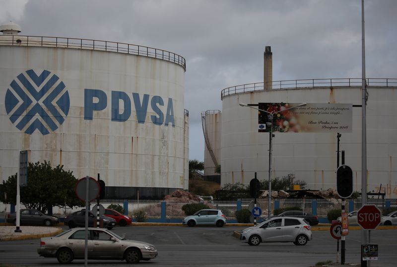 Foto de archivo ilustrativa del logo de PDVSA en una refinería de la compañía en Willemstad, Curazao 
Abril 22, 2018. REUTERS/Andres Martinez Casares