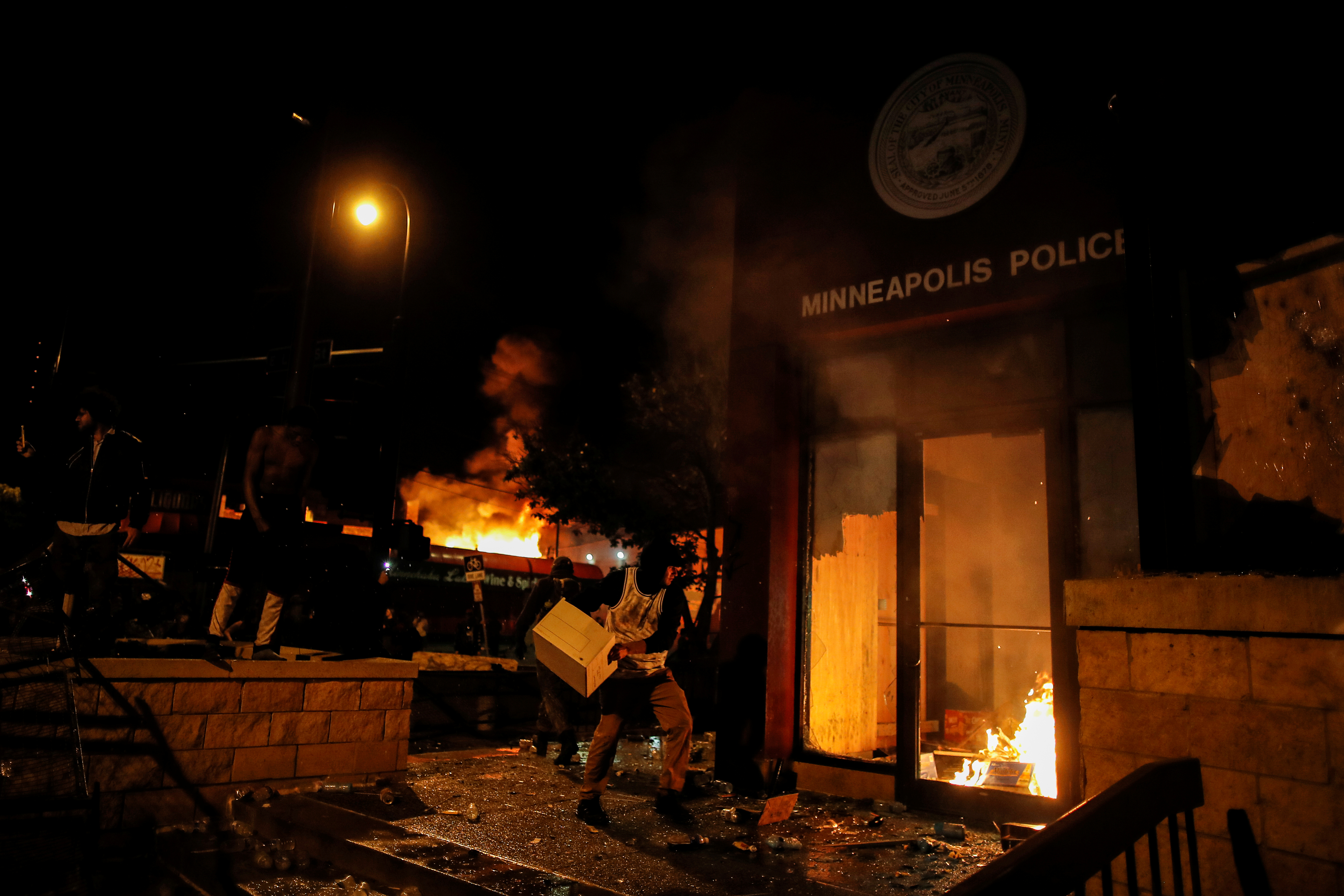 Manifestantes en la estación de policía (Reuters/ Carlos Barria)