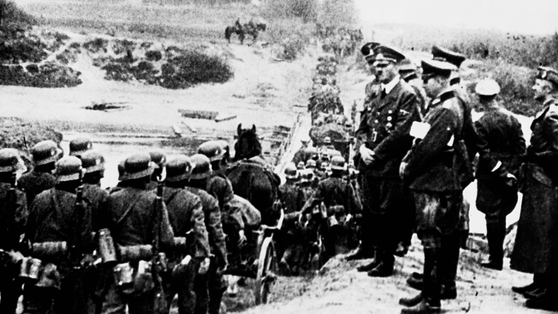 Hitler y otros altos oficiales alemanes observan una larga fila de soldados nazis marchando por el barro de Polonia después de que Alemania atacara al país vecino en la mañana del 1 de septiembre de 1939 (CORBIS/Corbis vía Getty Images)
