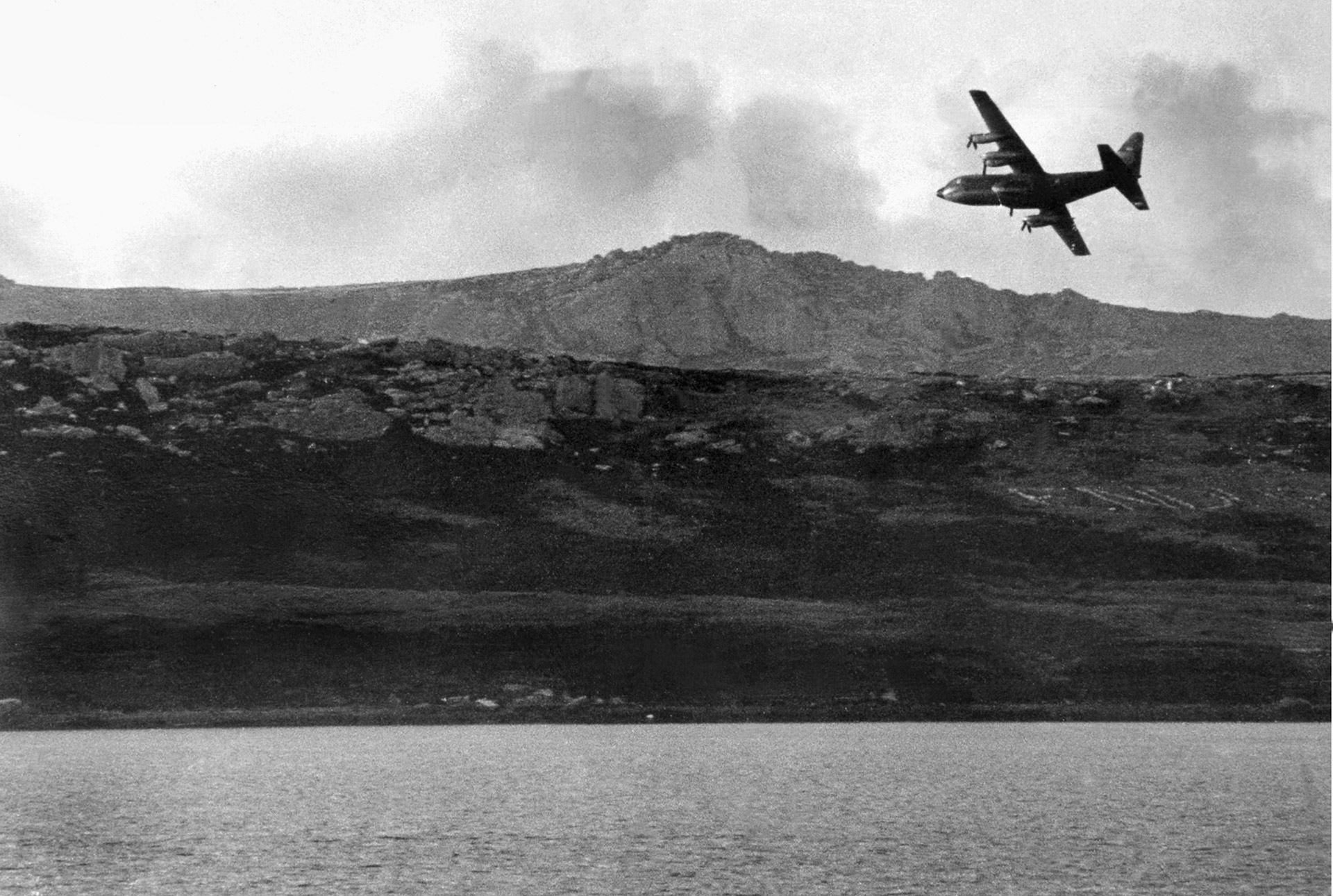 "Durante el tiempo que estuvimos en Malvinas, se sucedieron cosas, como el hecho de las alertas rojas en la pista de aterrizaje y el momento en el que tuvimos que despegar de urgencia, nos persiguieron tres Sea Harrier y debimos cambiar el itinerario para llegar a Comodoro", cuenta Colino. (Archivo DEF)