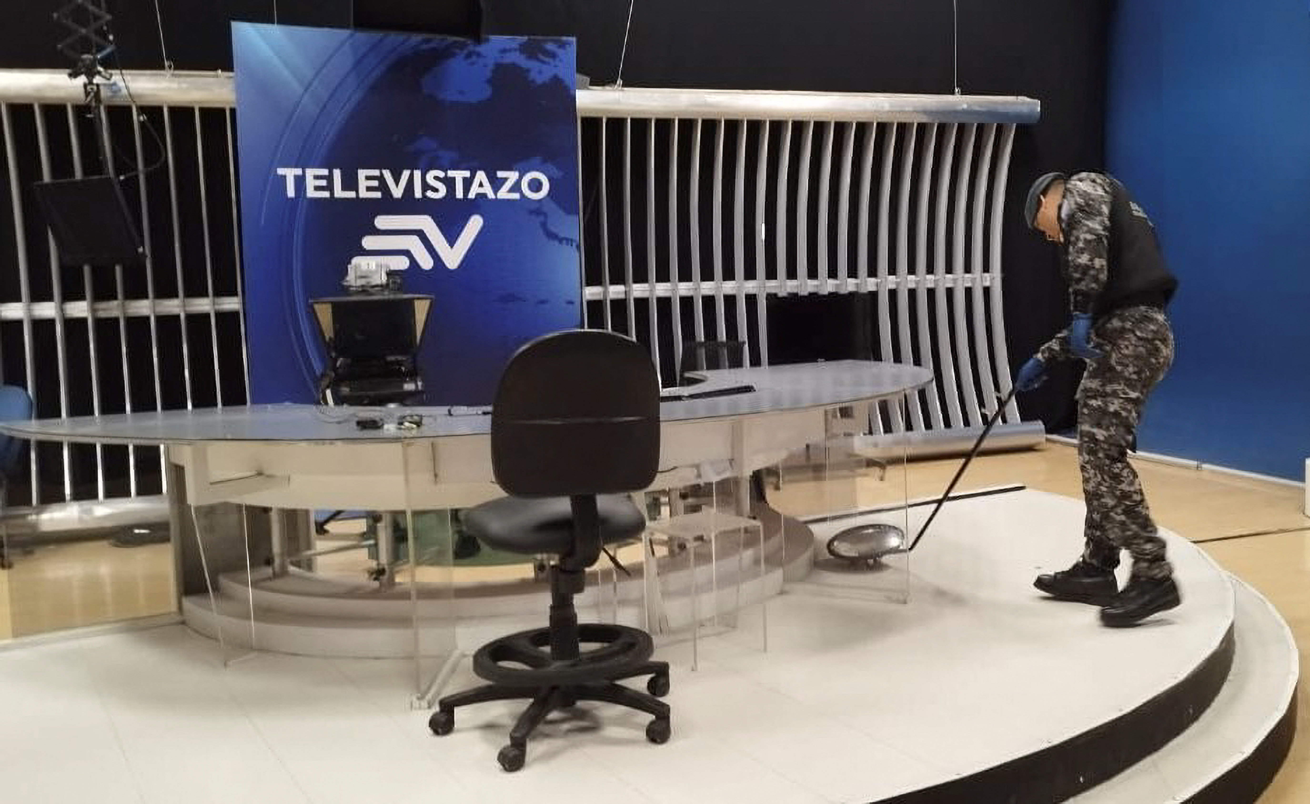 Un miembro de la Policía de Ecuador inspecciona en el edificio de televisión Ecuavisa, en Guayaquil, Ecuador, el 20 de marzo de 2023. Policia Ecuador/Folleto vía REUTERS