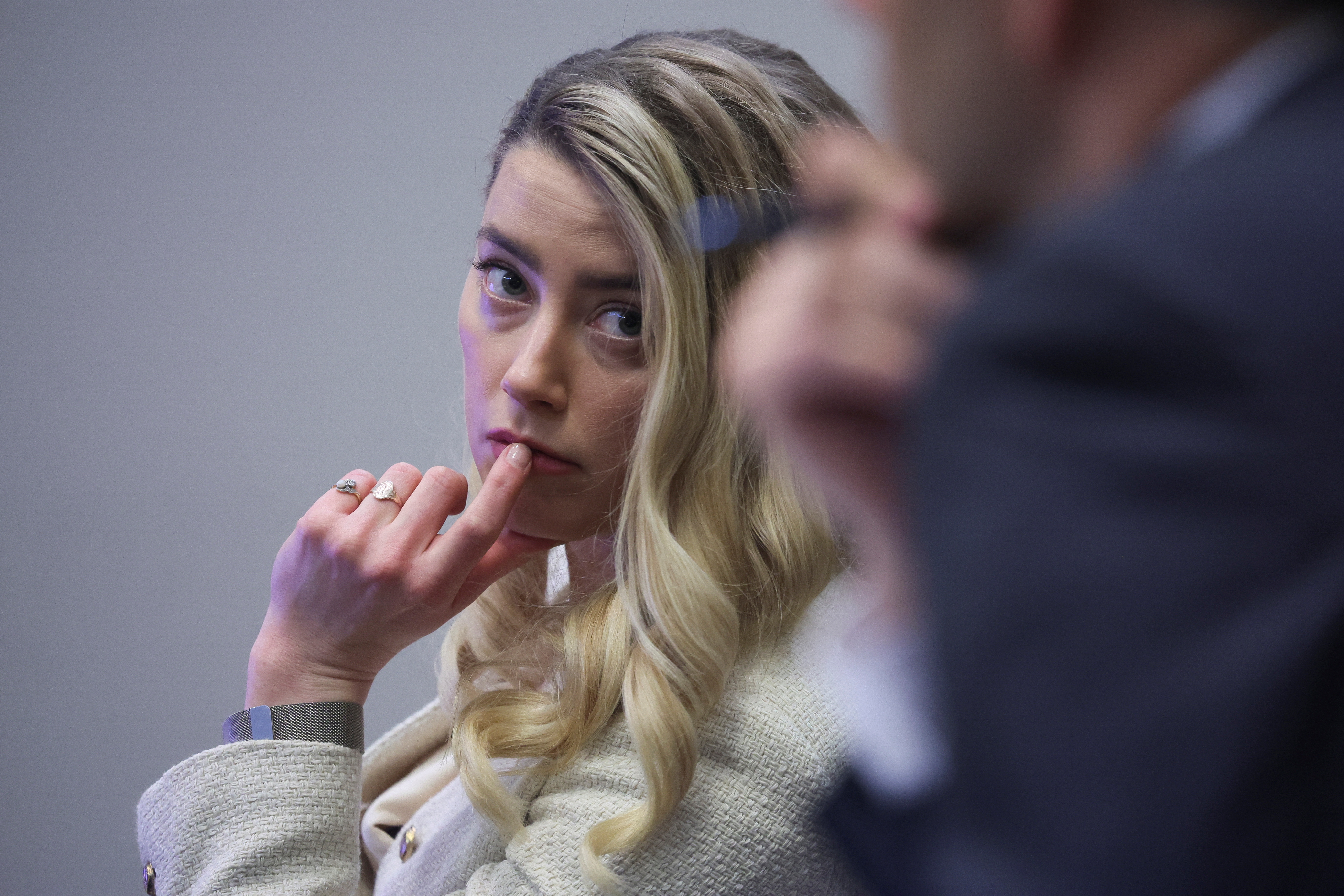 Amber Heard, ex esposa de Johnny Depp que lo acusó de golpeador (REUTERS/Evelyn Hockstein/Pool)