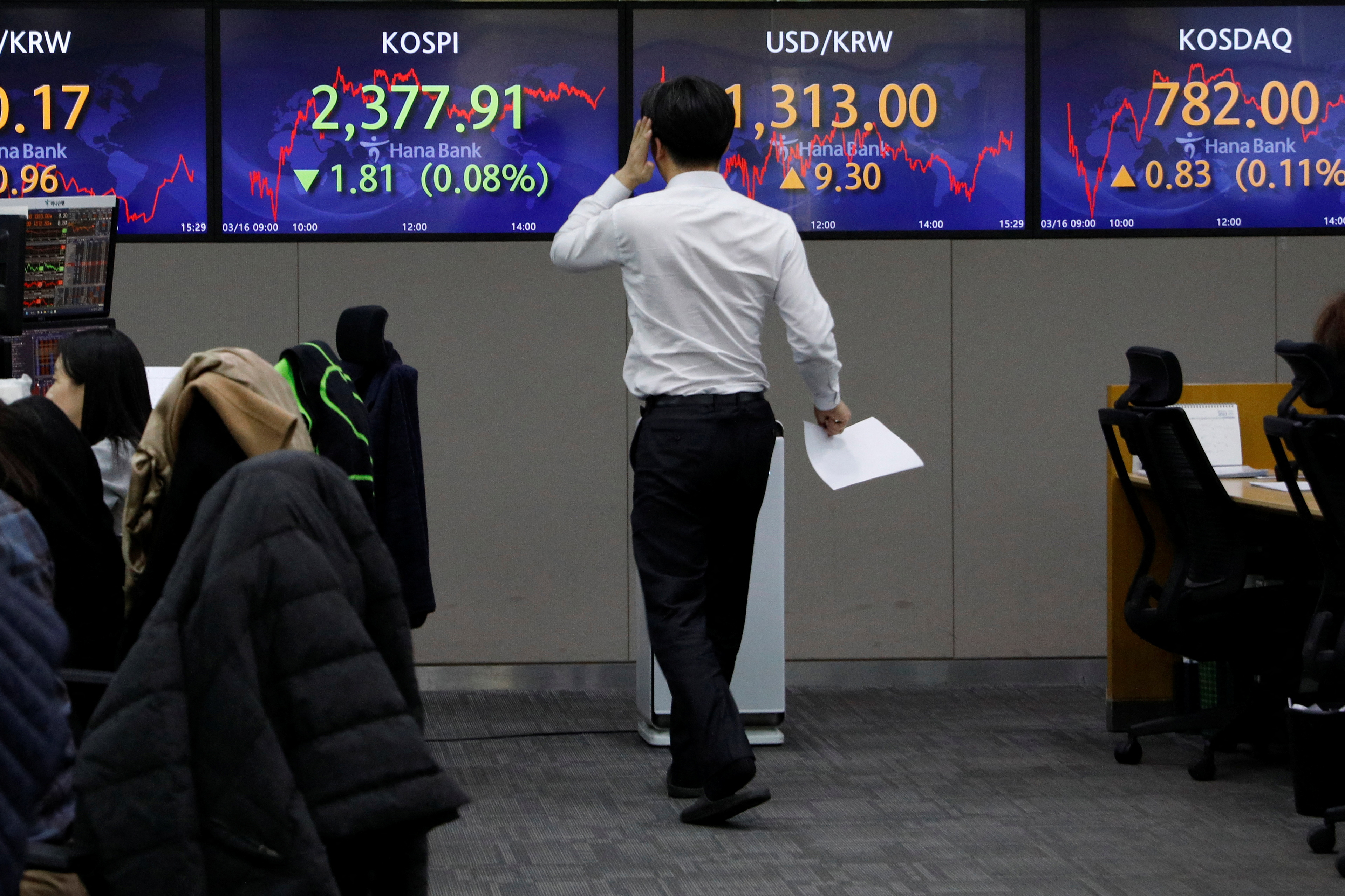 En Corea del Sur, el selectivo Kospi de la Bolsa de Seúl escaló 10,95 puntos. (REUTERS/Kim Soo-hyeon)