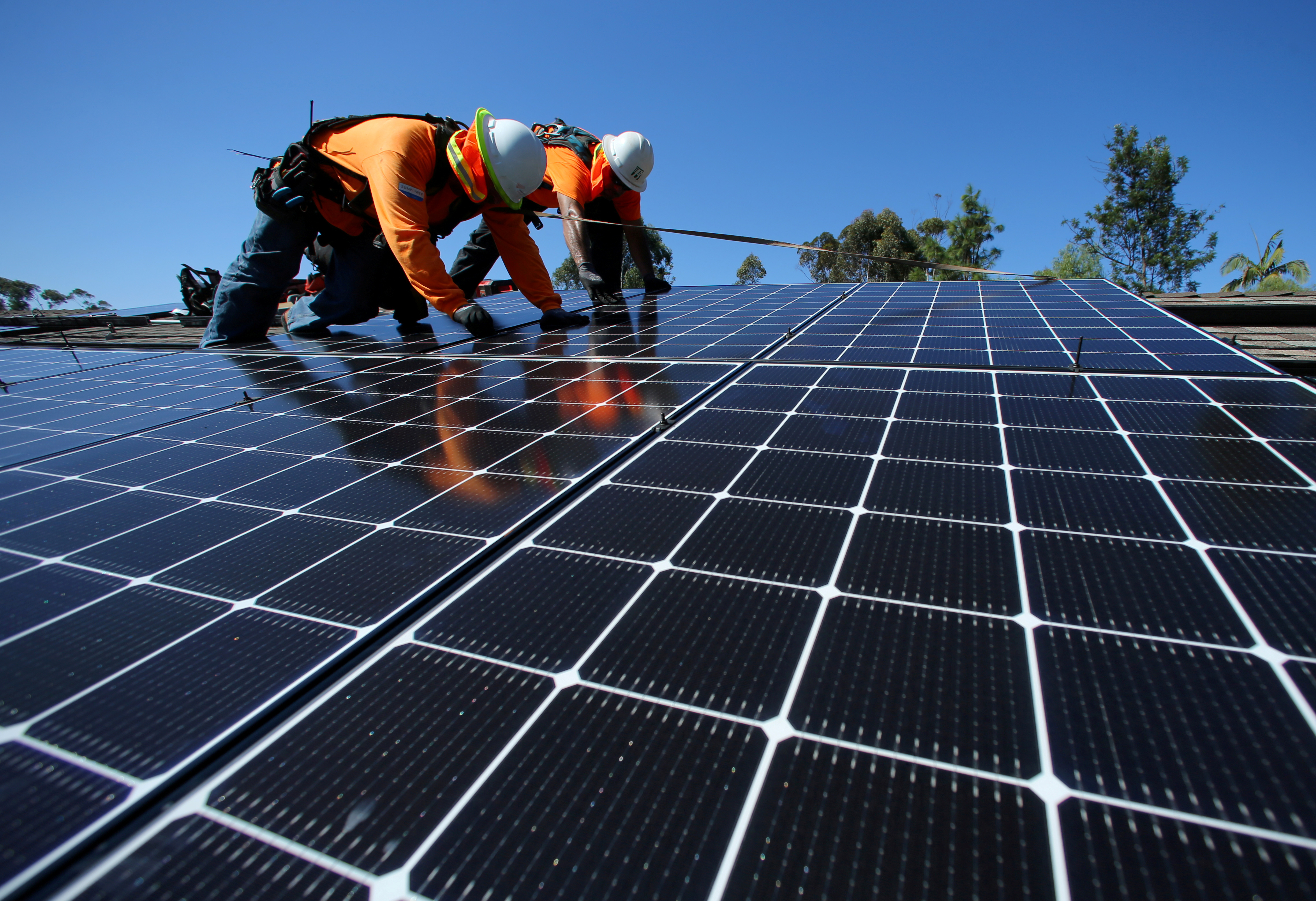 Instalación de paneles solares en California (Reuters/archivo)