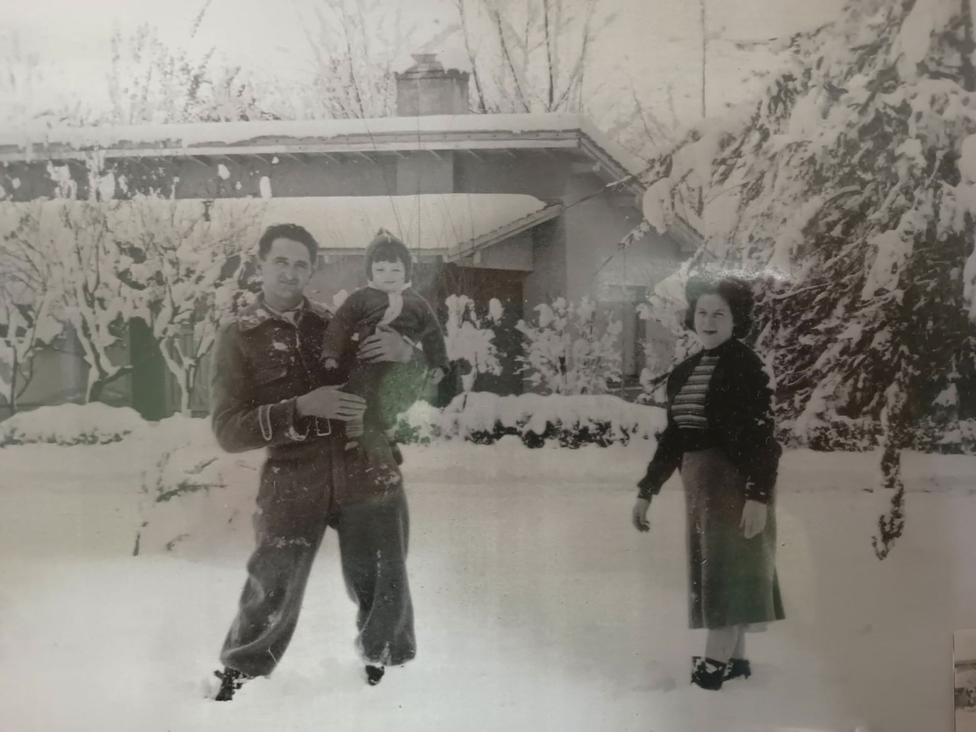 Manuel junto a Elda y con su hija Eldita en brazos